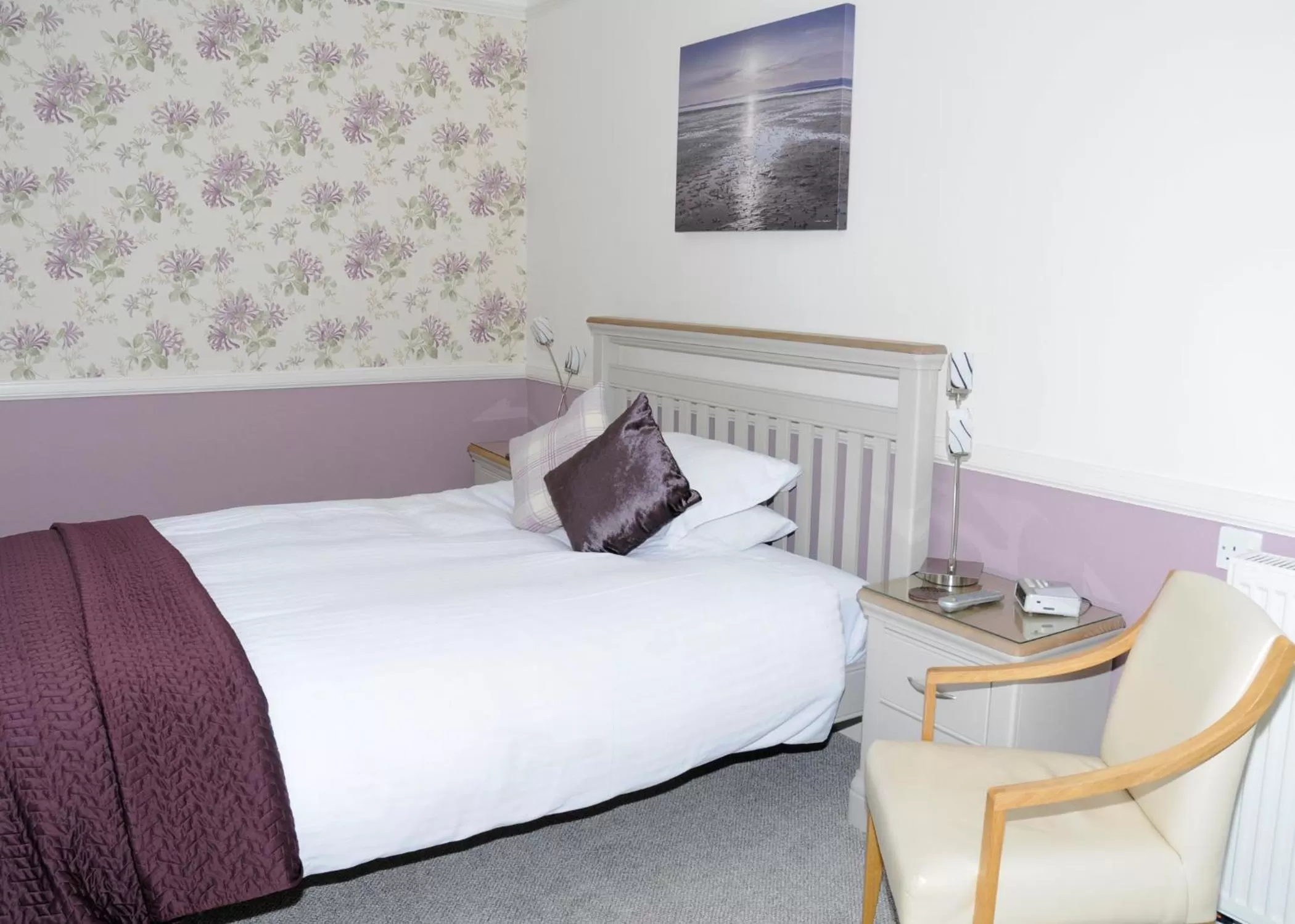 Bedroom, Bed in Douglas House