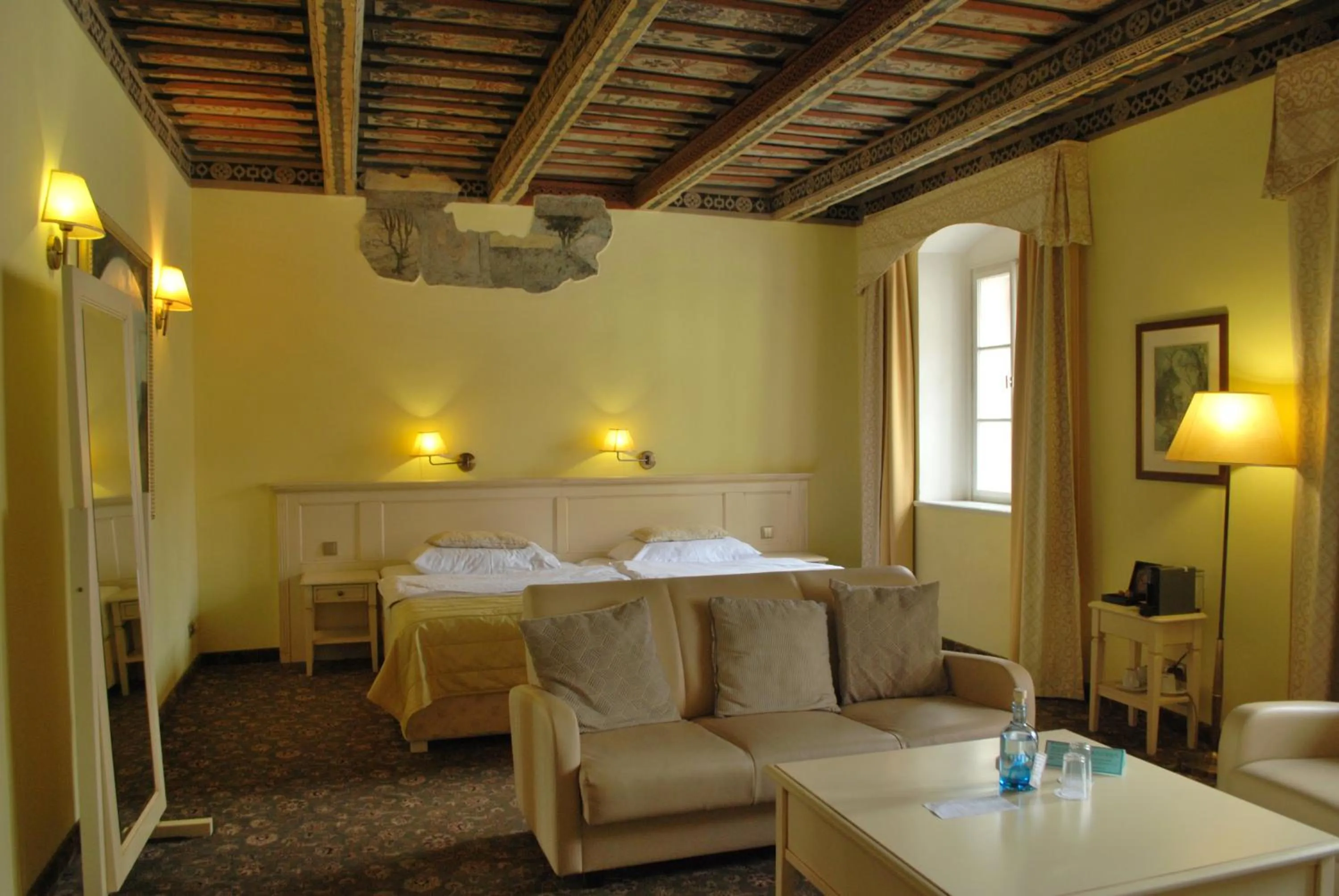 Seating area, Bed in Hotel Metamorphis