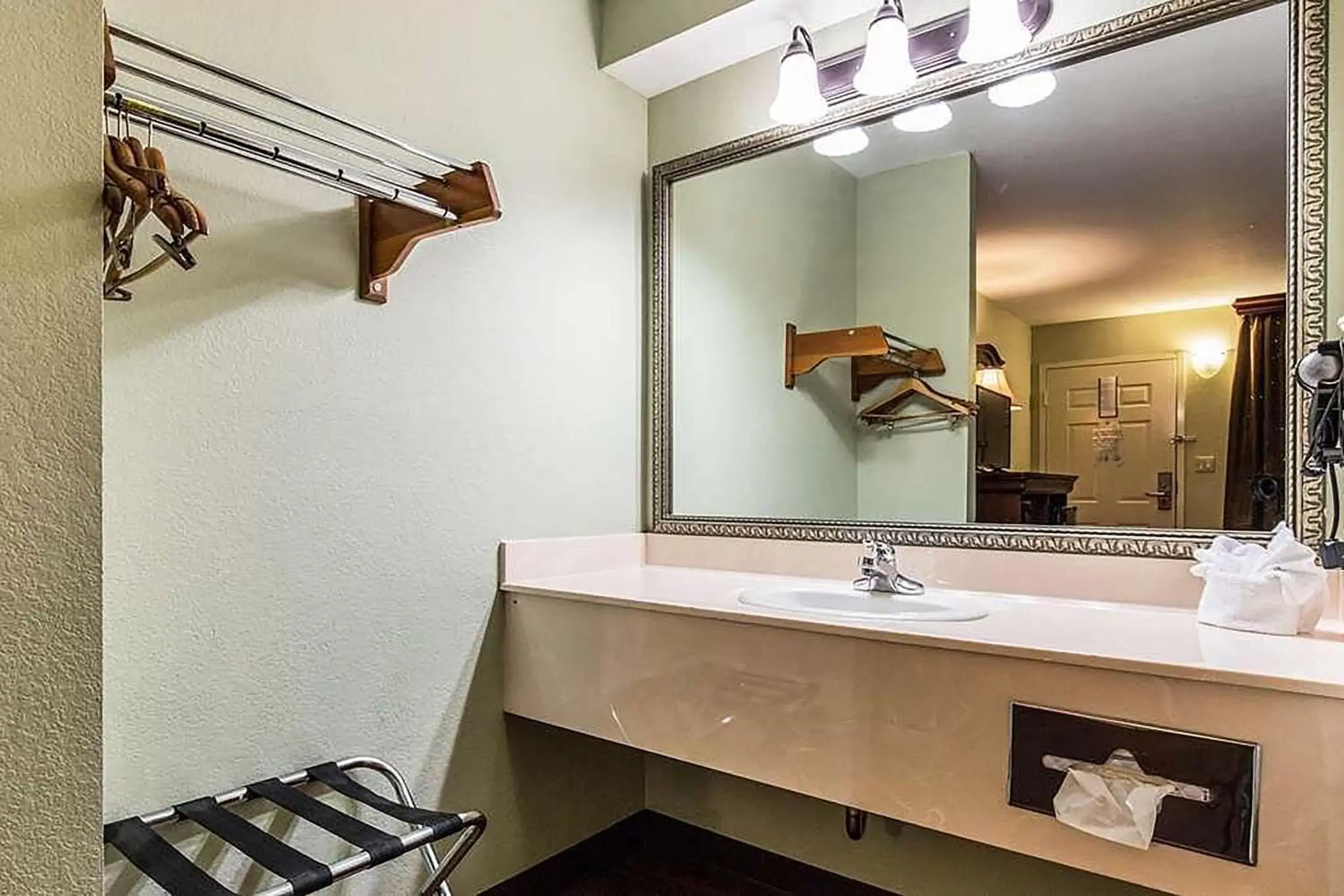 Double Room with Two Double Beds, Mobility/Hearing Access and Tub with Grab Bars, Non-Smoking in Baymont by Wyndham Branson Thousand Hills Double Room with Two Double Beds, Mobility/Hearing Access and Tub with Grab Bars, Non-Smoking in Baymont by Wyndham Branson Thousand Hills
