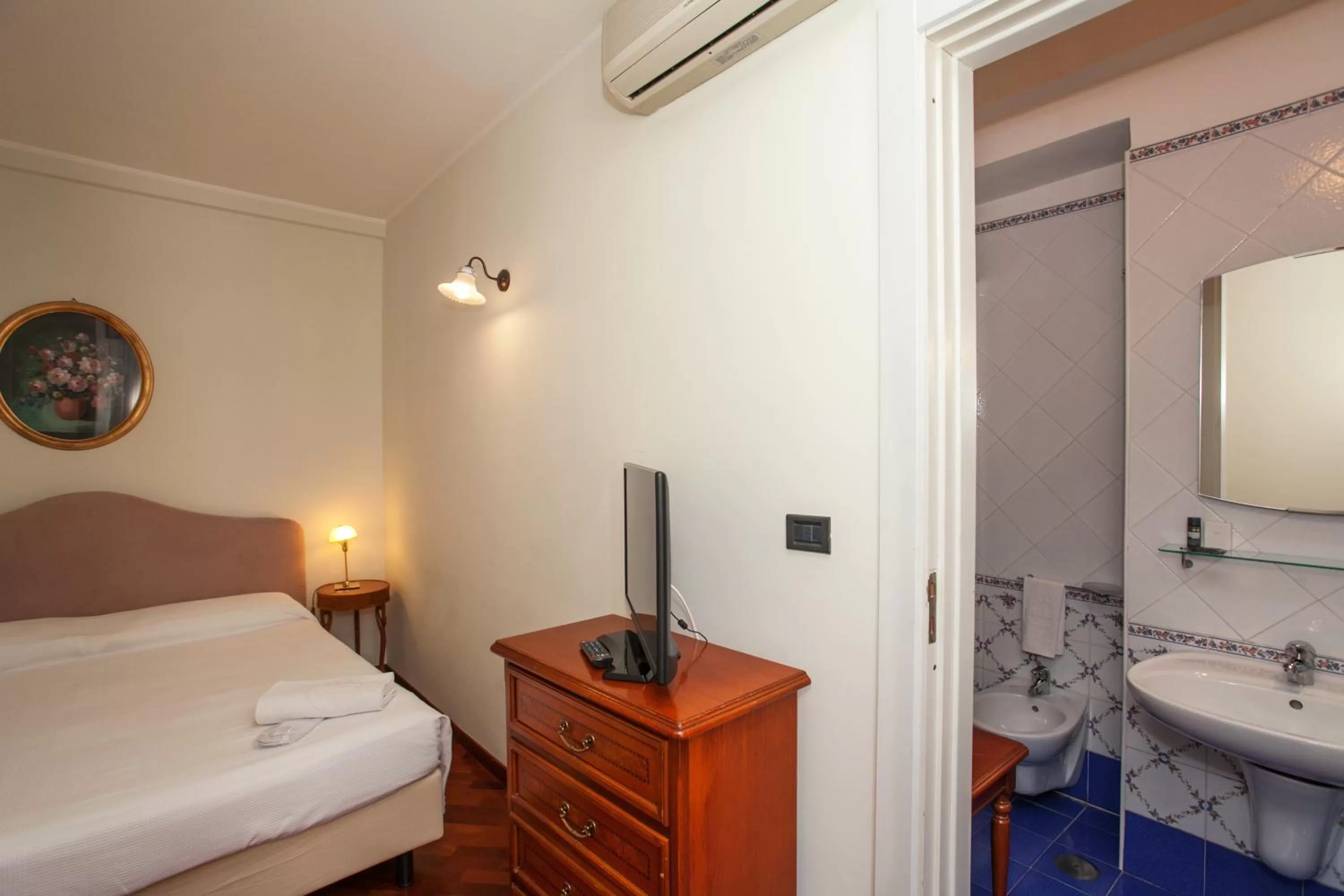 Bathroom, Bed in Zodiacus Residence