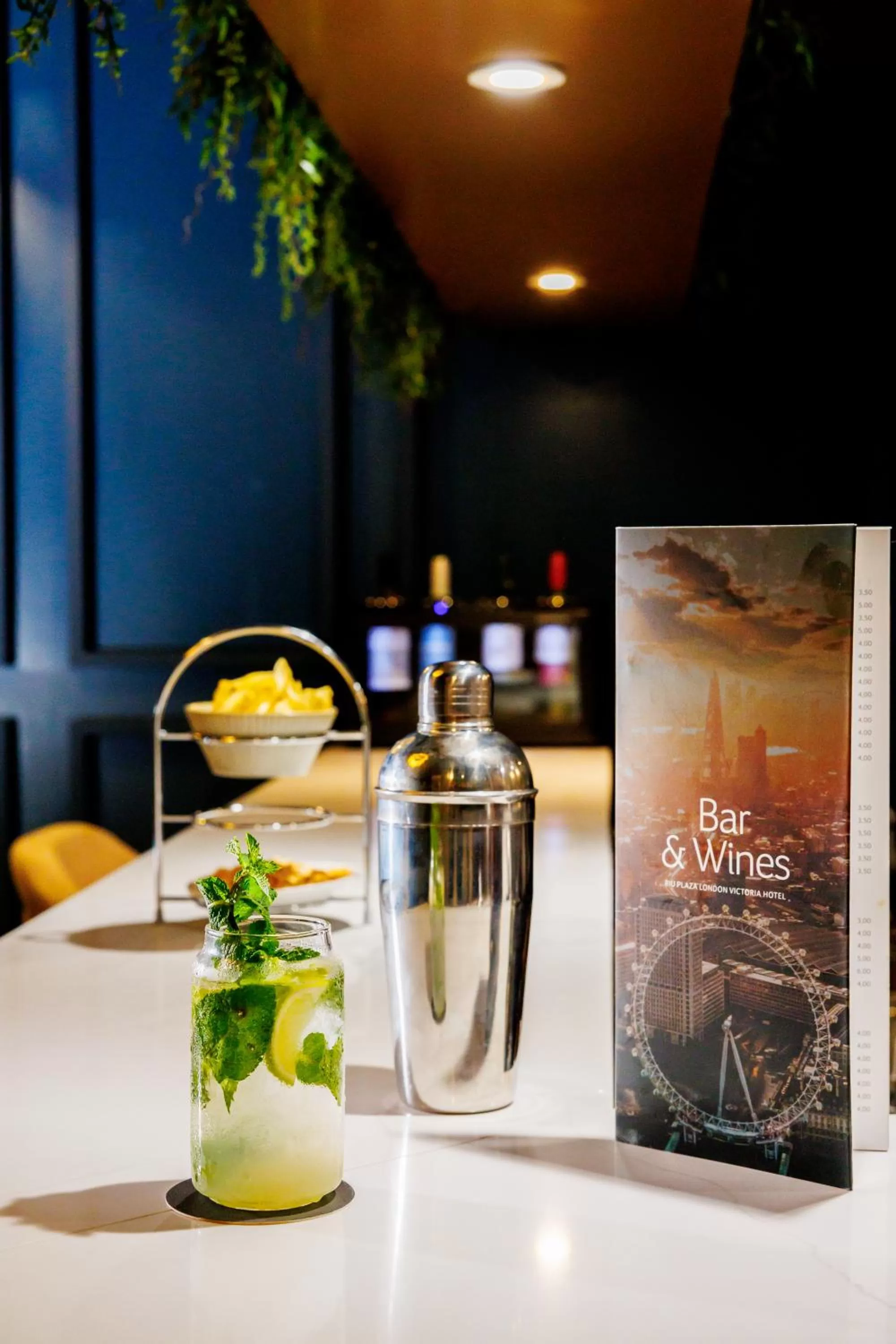 Lounge or bar in Riu Plaza London Victoria