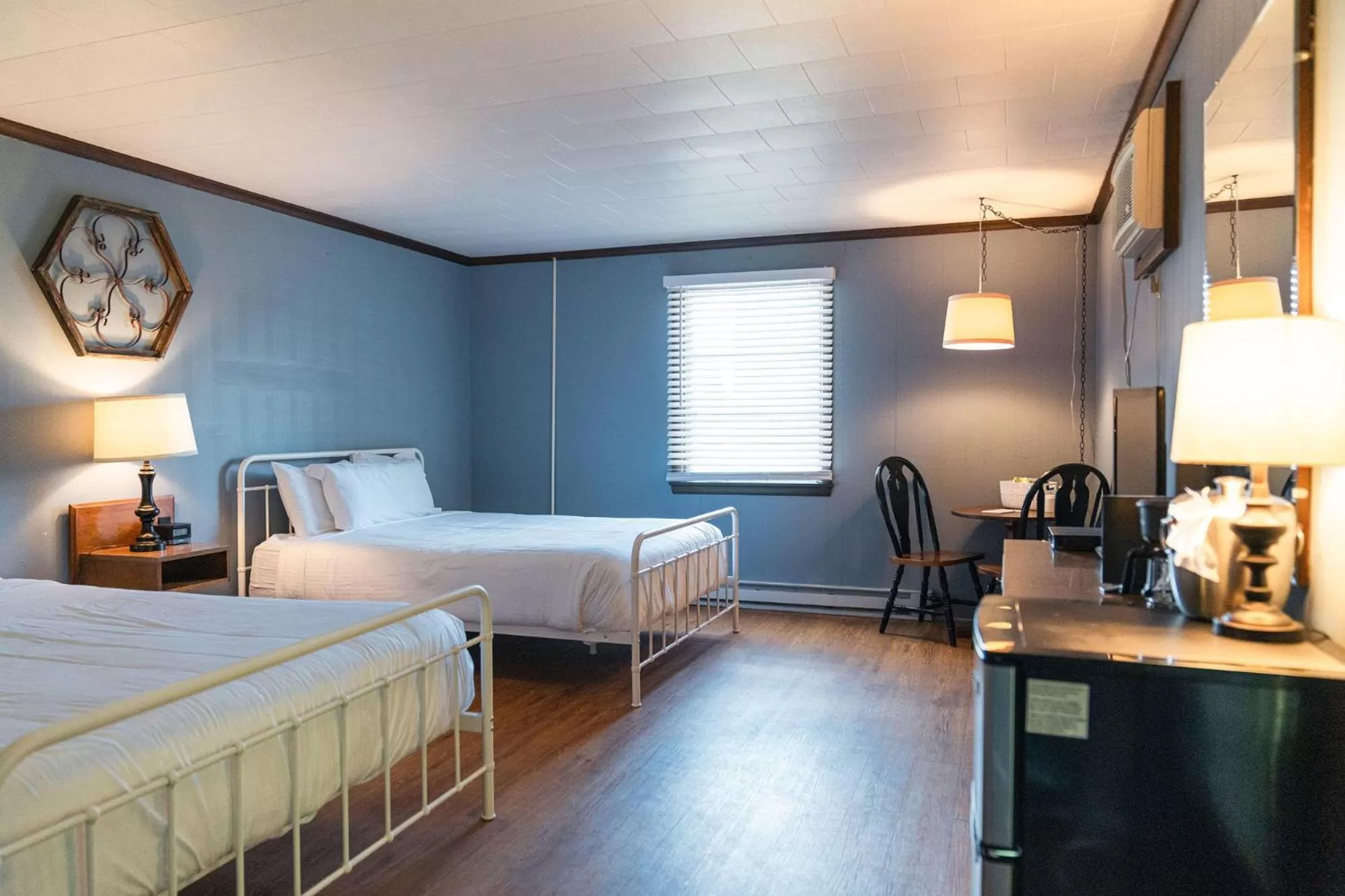 Bed in Whispering Winds Motel