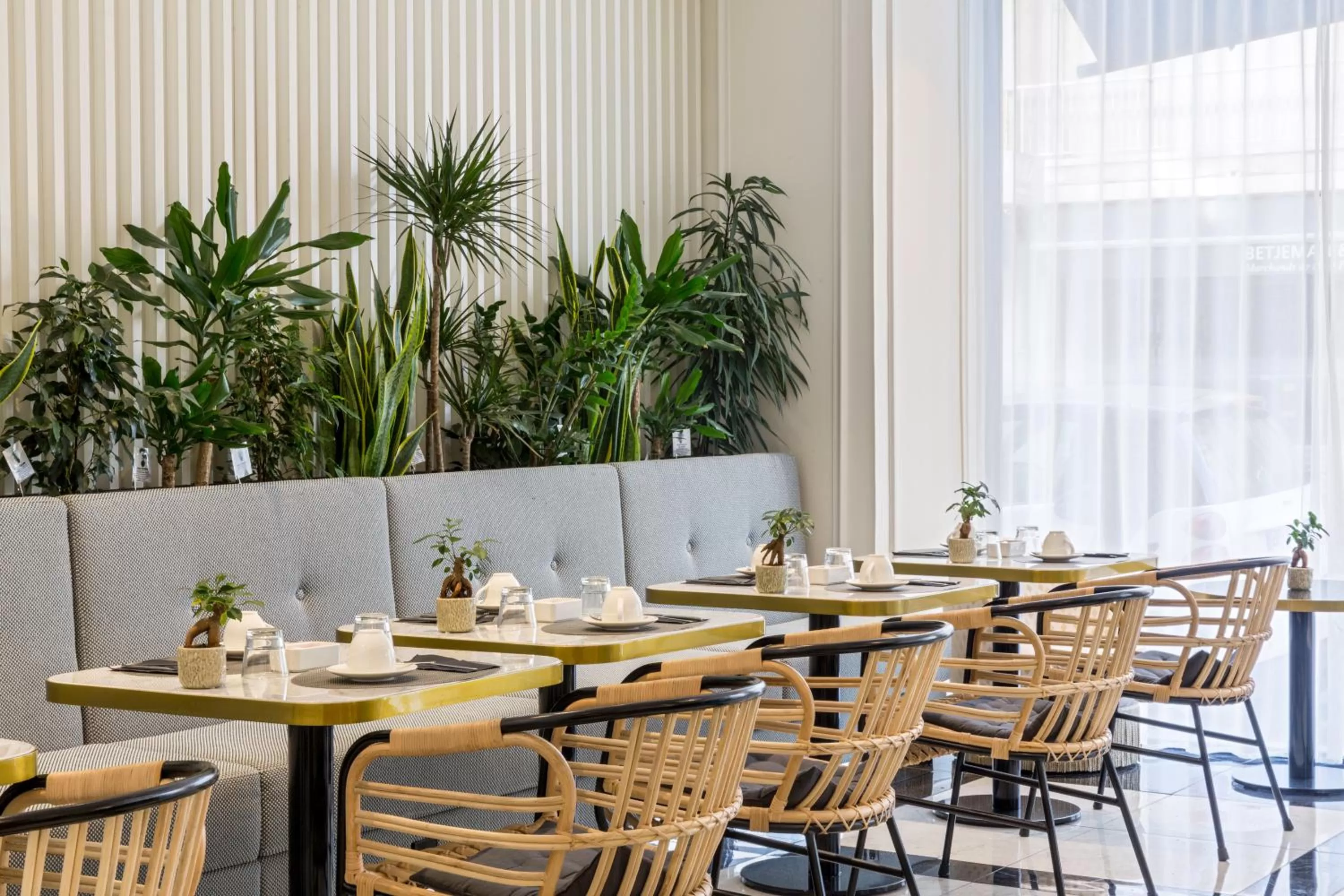 Restaurant/places to eat in Best Western Premier Hotel Roosevelt