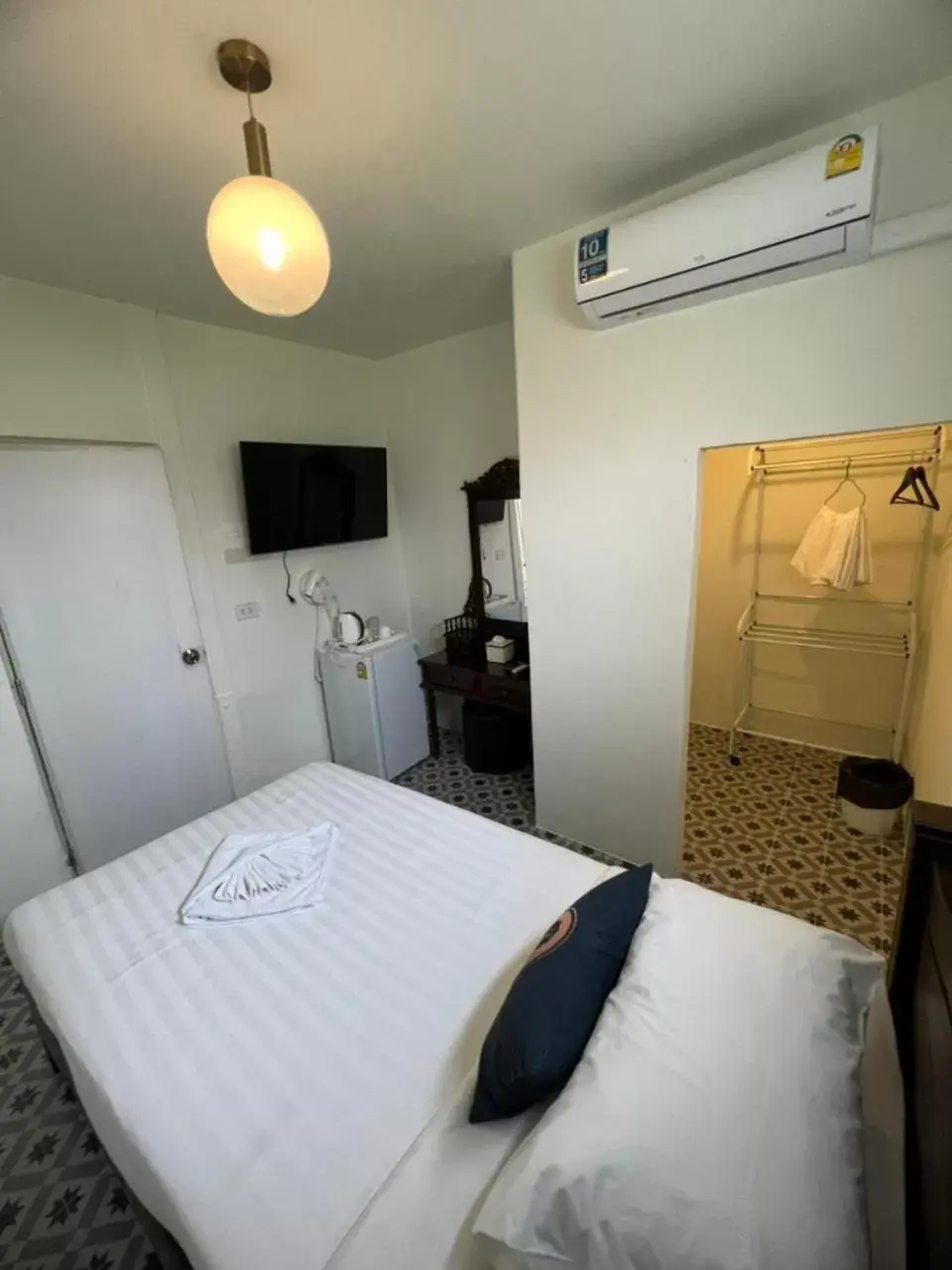 Standard Single Room with Shared Bathroom - single occupancy in RoomQuest Rim Praya Dinsor Road Standard Single Room with Shared Bathroom - single occupancy in RoomQuest Rim Praya Dinsor Road
