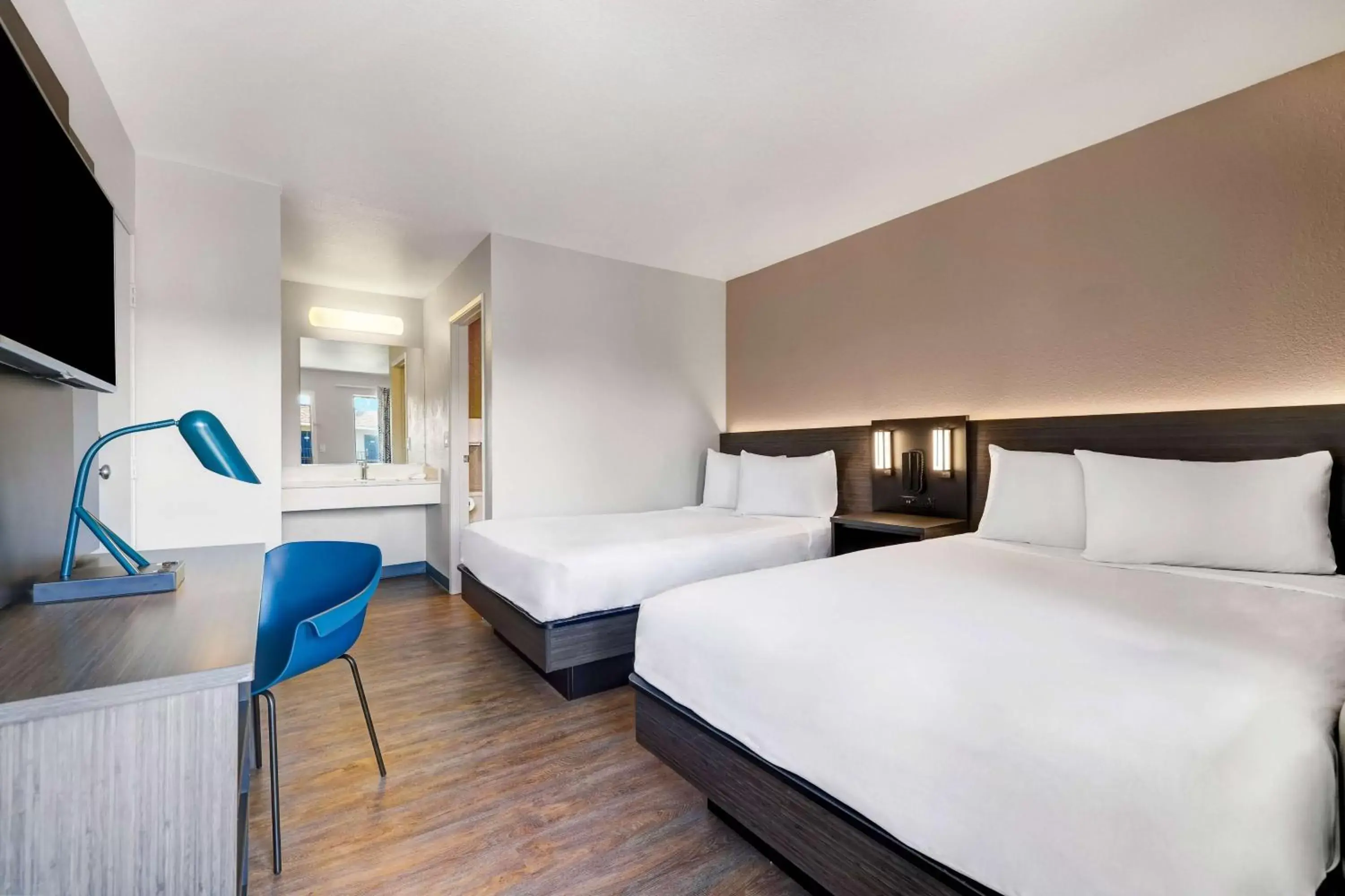 Deluxe Quadruple Room in Motel 6-Kirkland, WA - North Kirkland Deluxe Quadruple Room in Motel 6-Kirkland, WA - North Kirkland