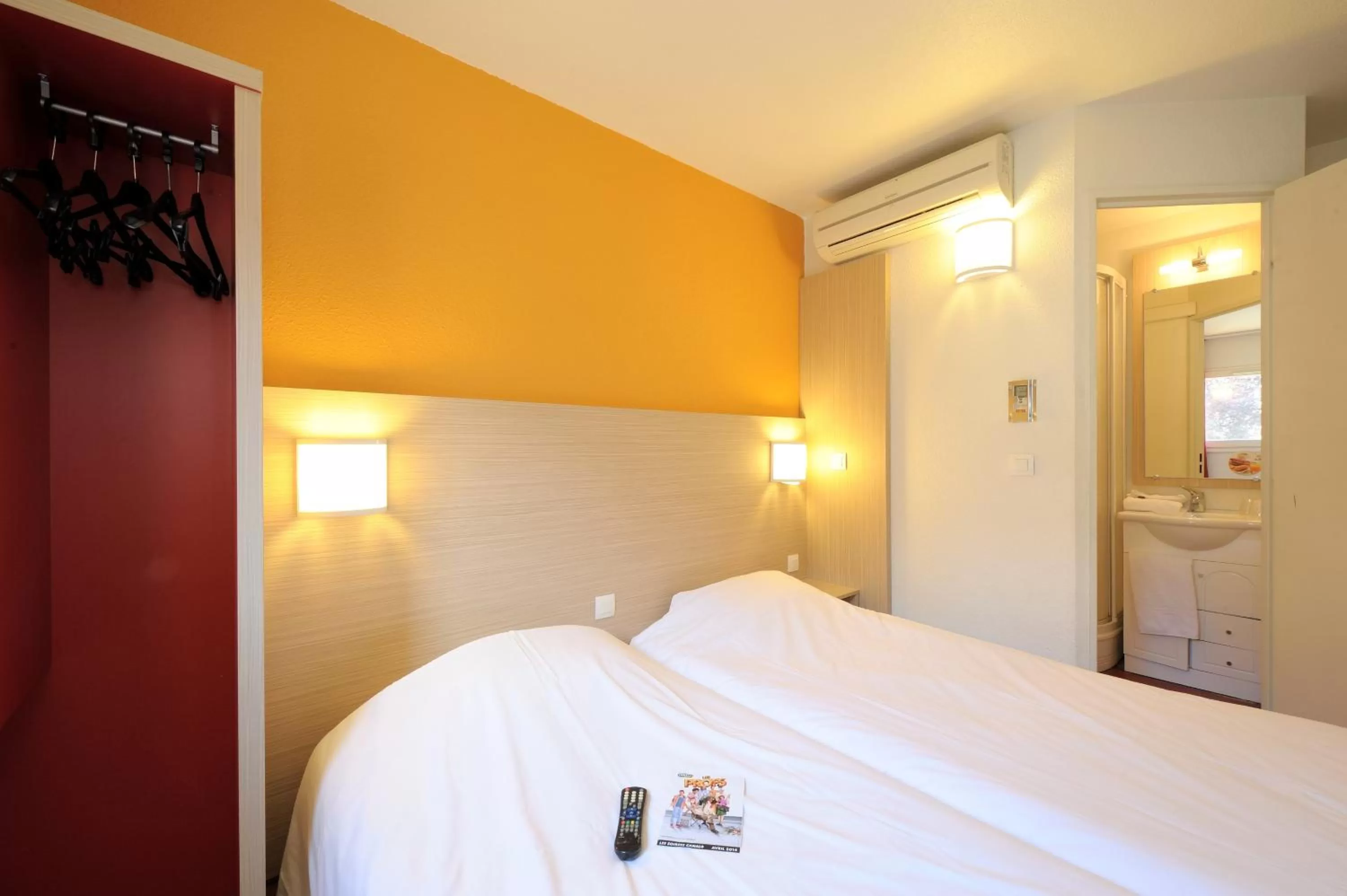 Bedroom, Bed in Hôtel Kennedy Parc des Expositions