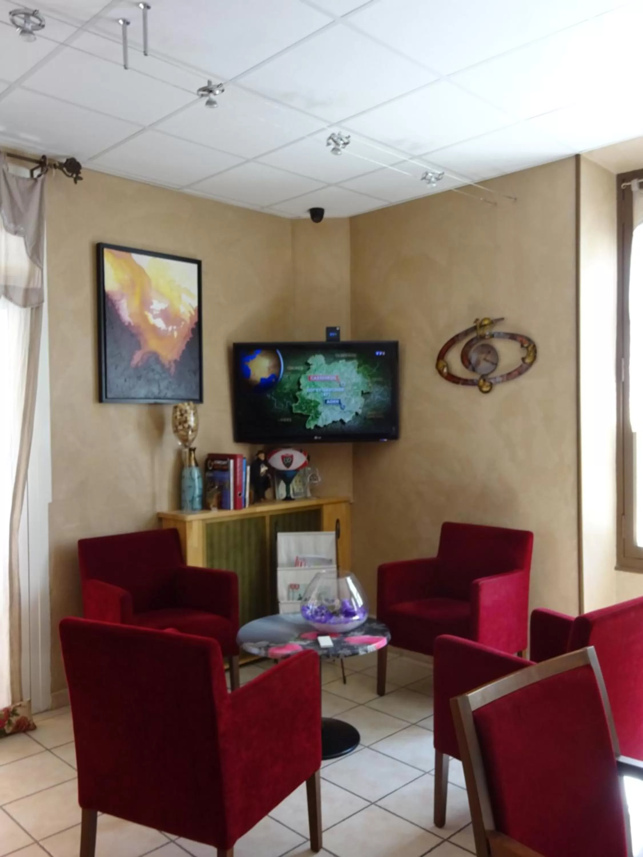 Communal lounge/ TV room in Hotel Restaurant Le Castel Fleuri