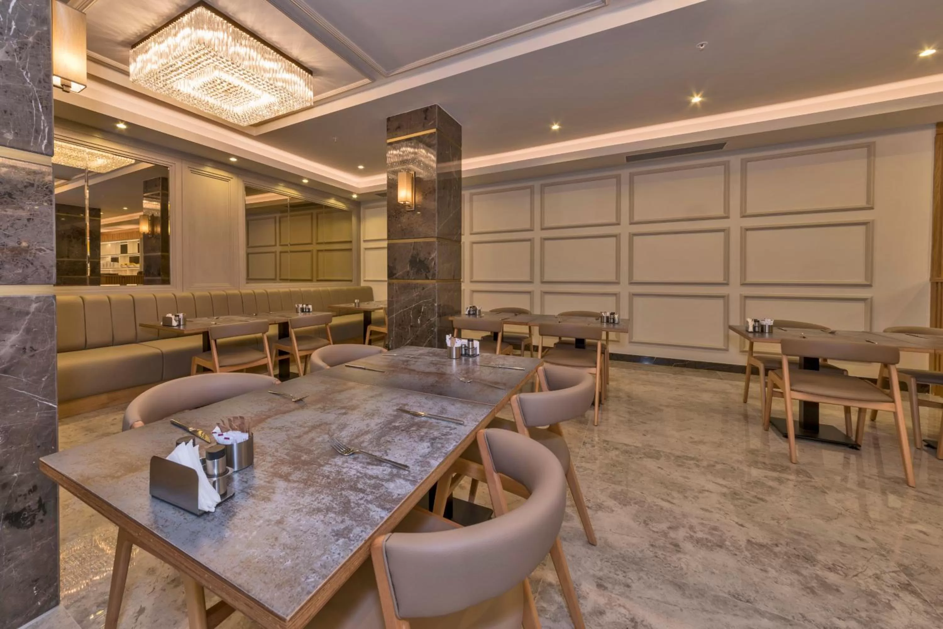 Restaurant/Places to Eat in Golden Royal Hotel