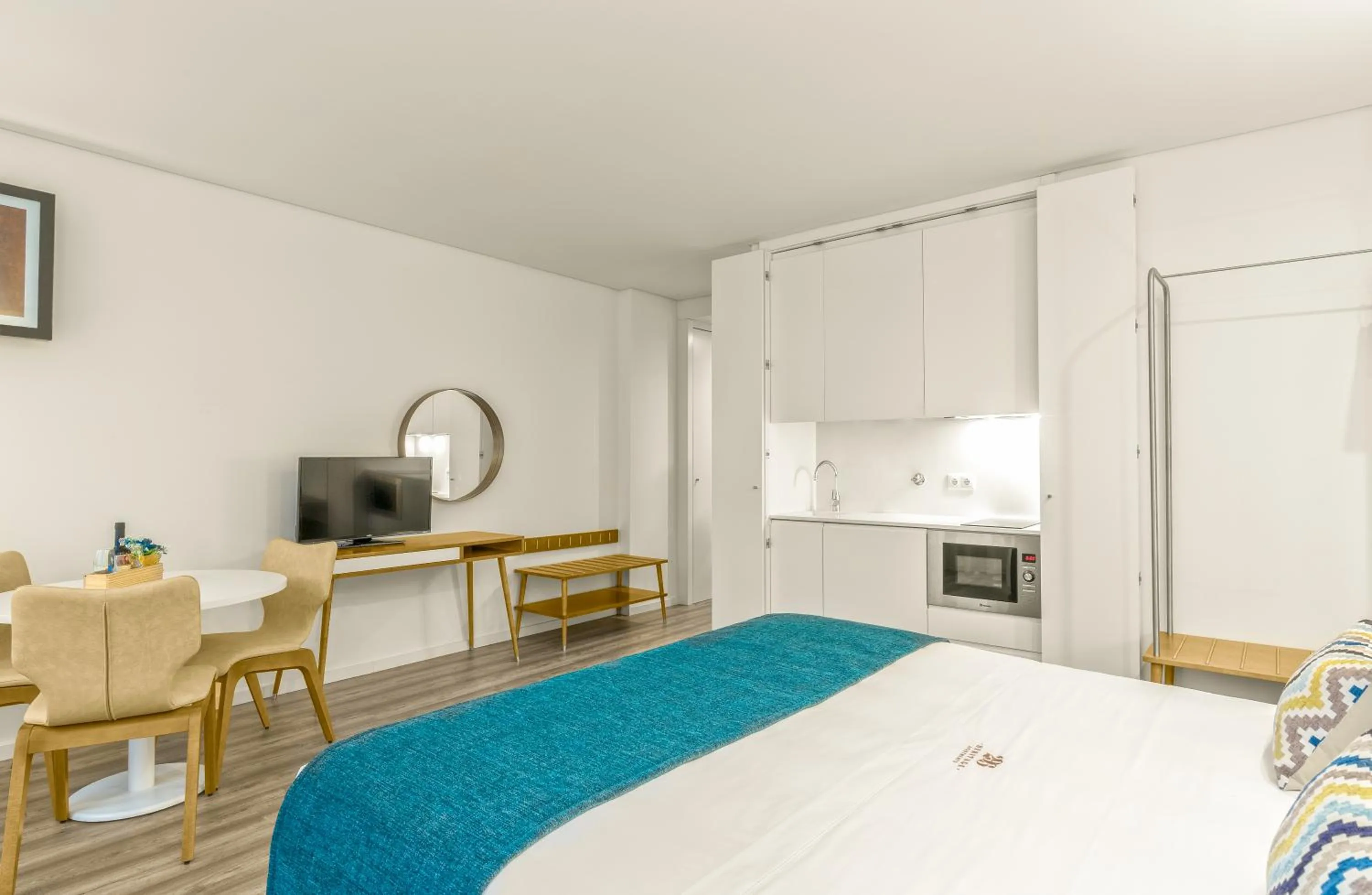 Kitchen or kitchenette, Bed in 296 Heritage Apartments