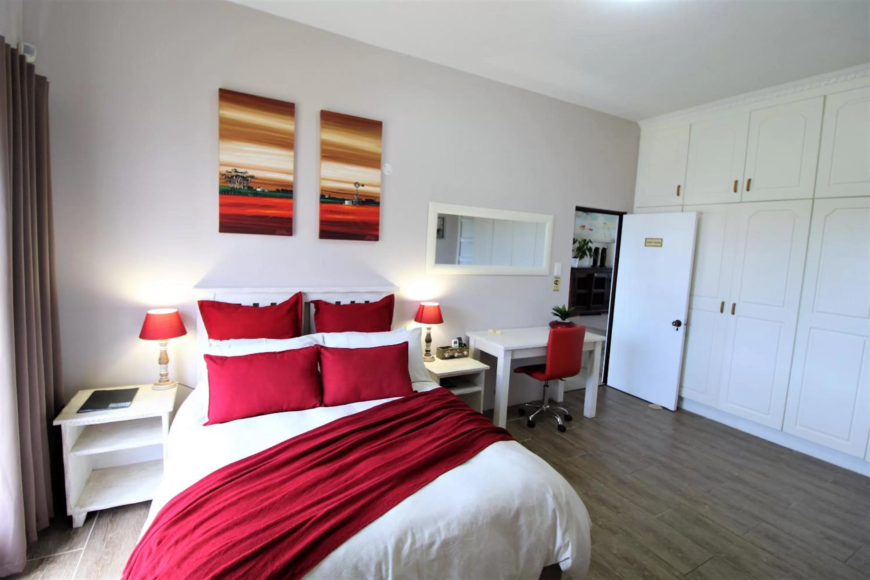 Communal lounge/ TV room, Bed in Cove View B&B