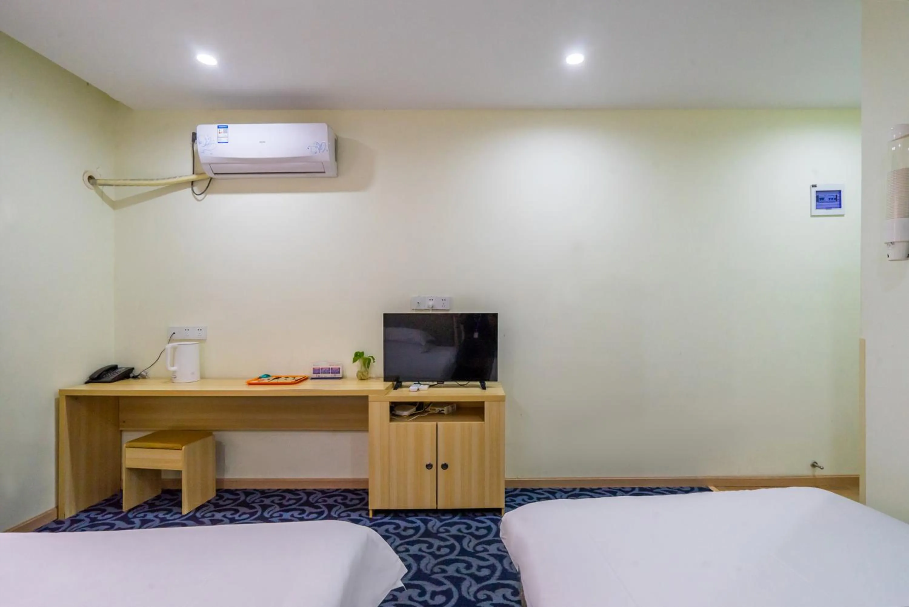 Communal lounge/ TV room, Bed in Hangzhou Memory Travel International Hotel-Edge Westlake