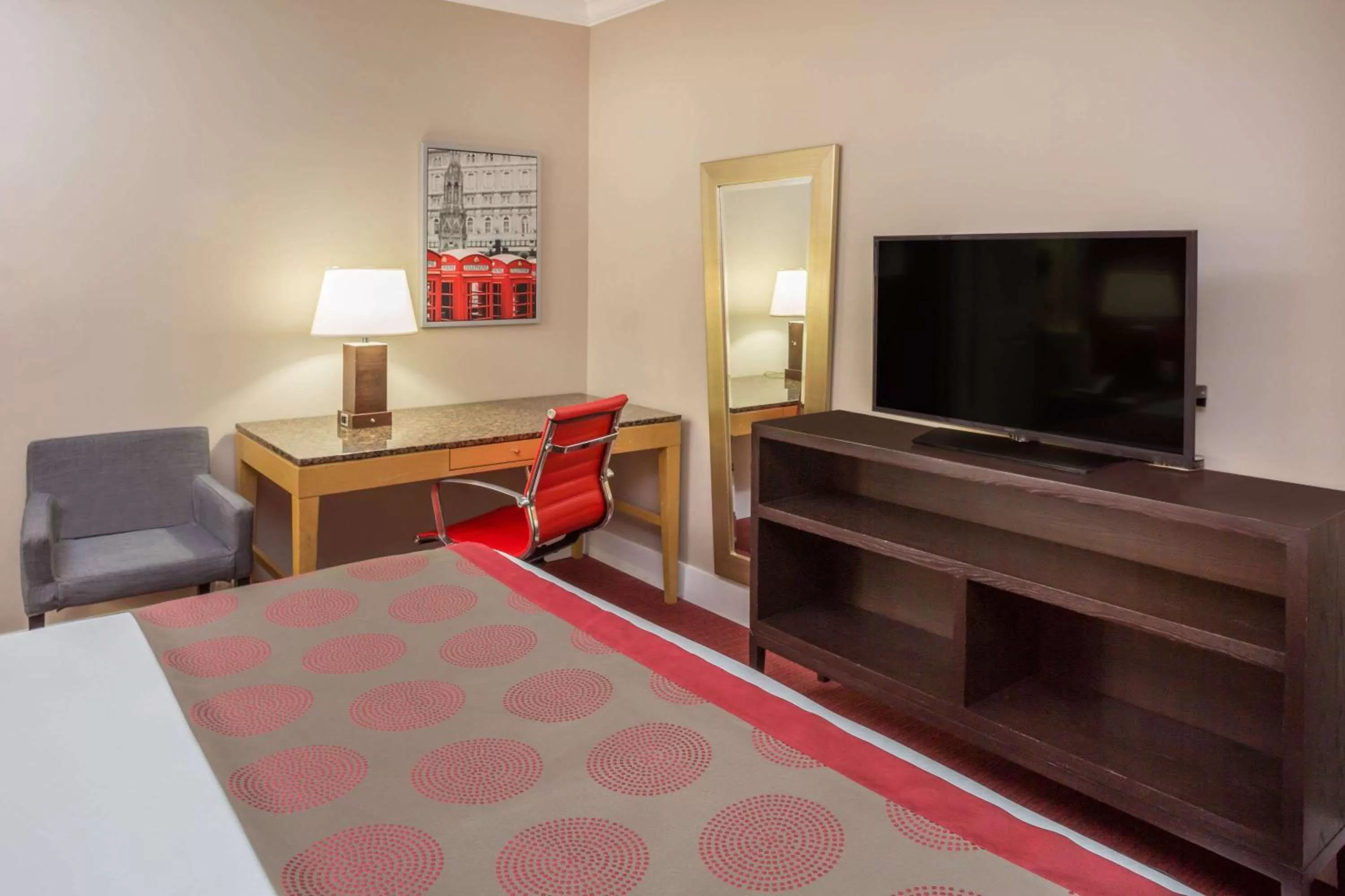 Photo of the whole room, Bed in Ramada by Wyndham Miami Springs/Miami International Airport