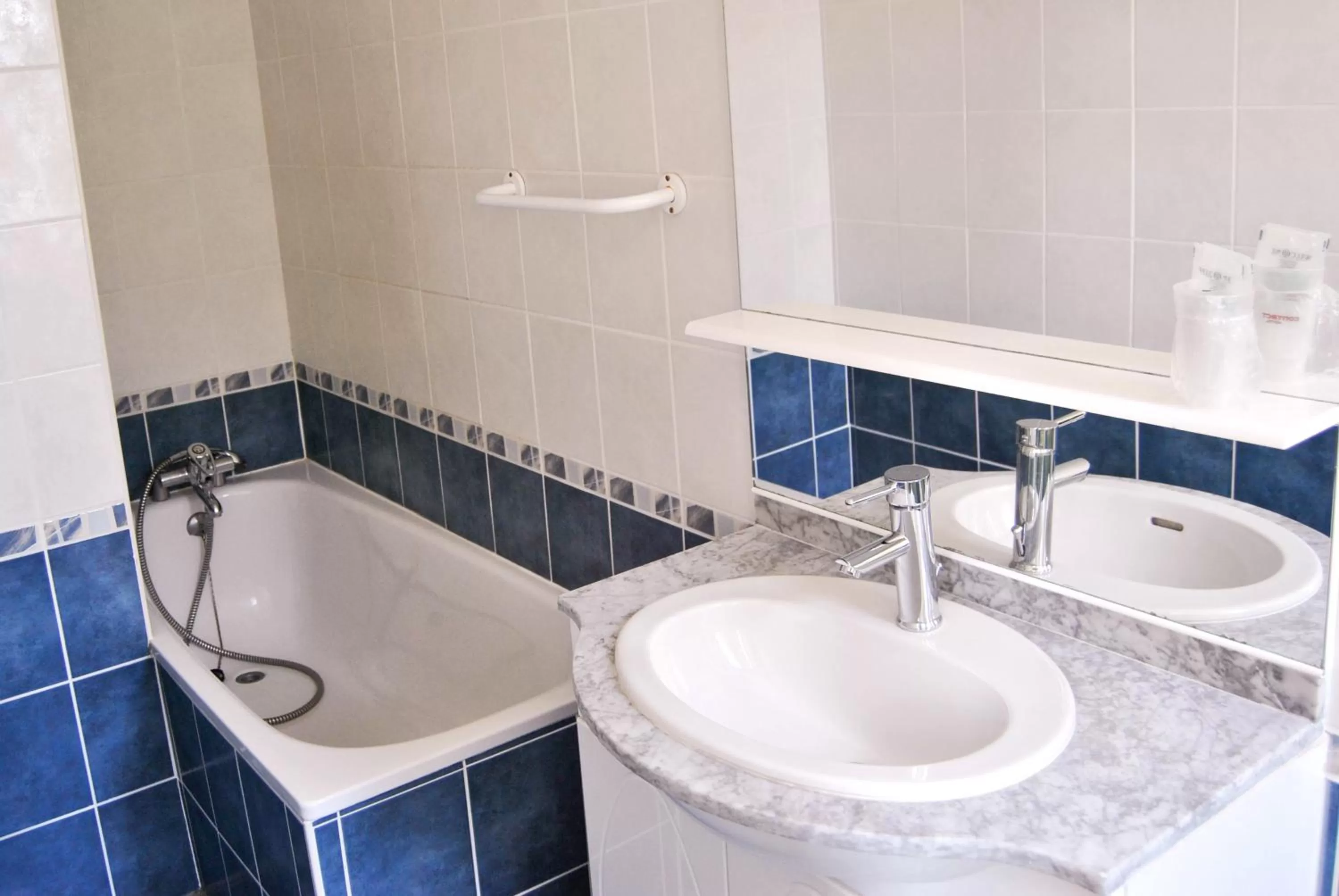 Bathroom in Hôtel Le Thurot- Dijon Centre ville Gare