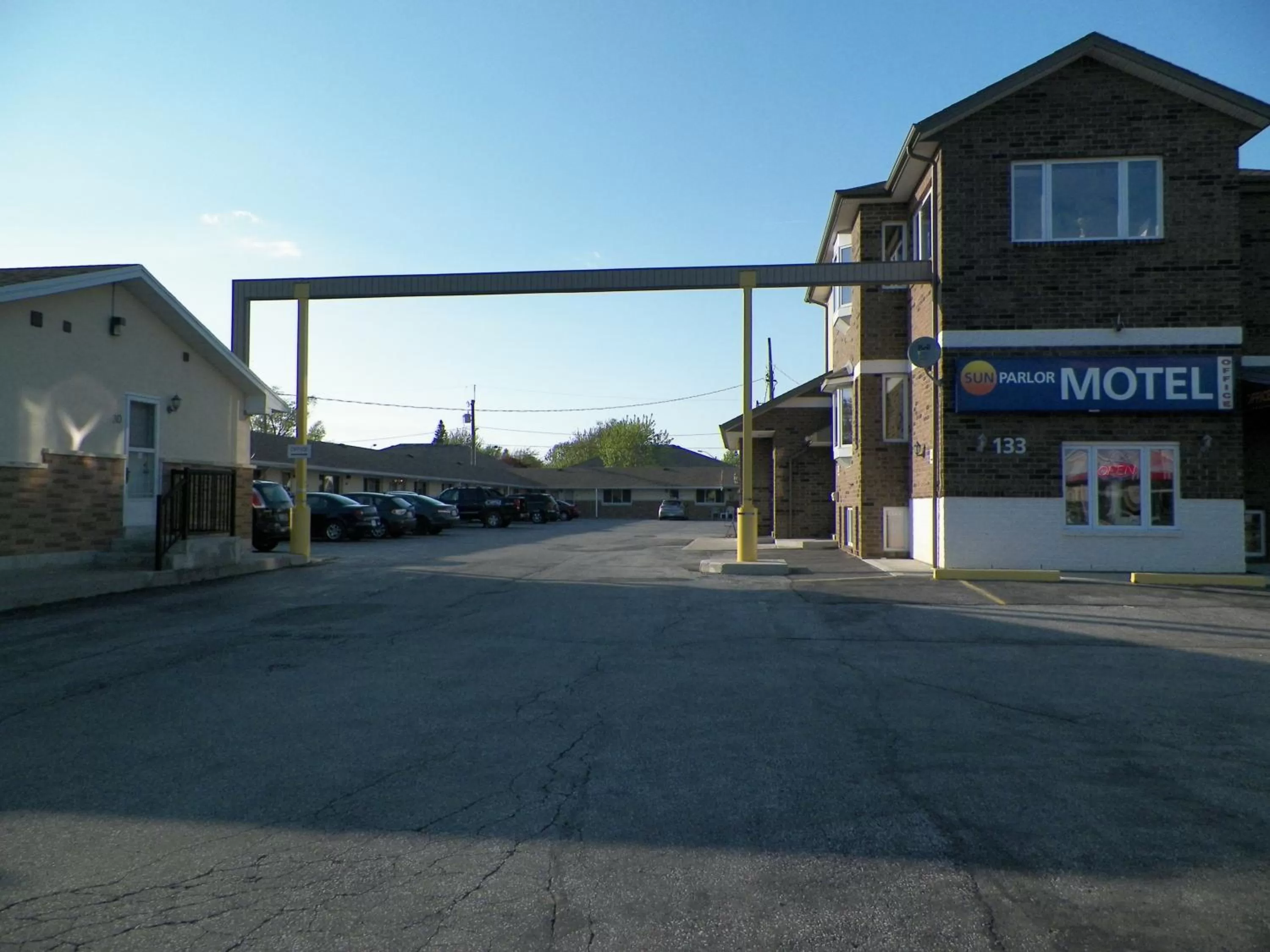 Property building in Sunparlor Motel