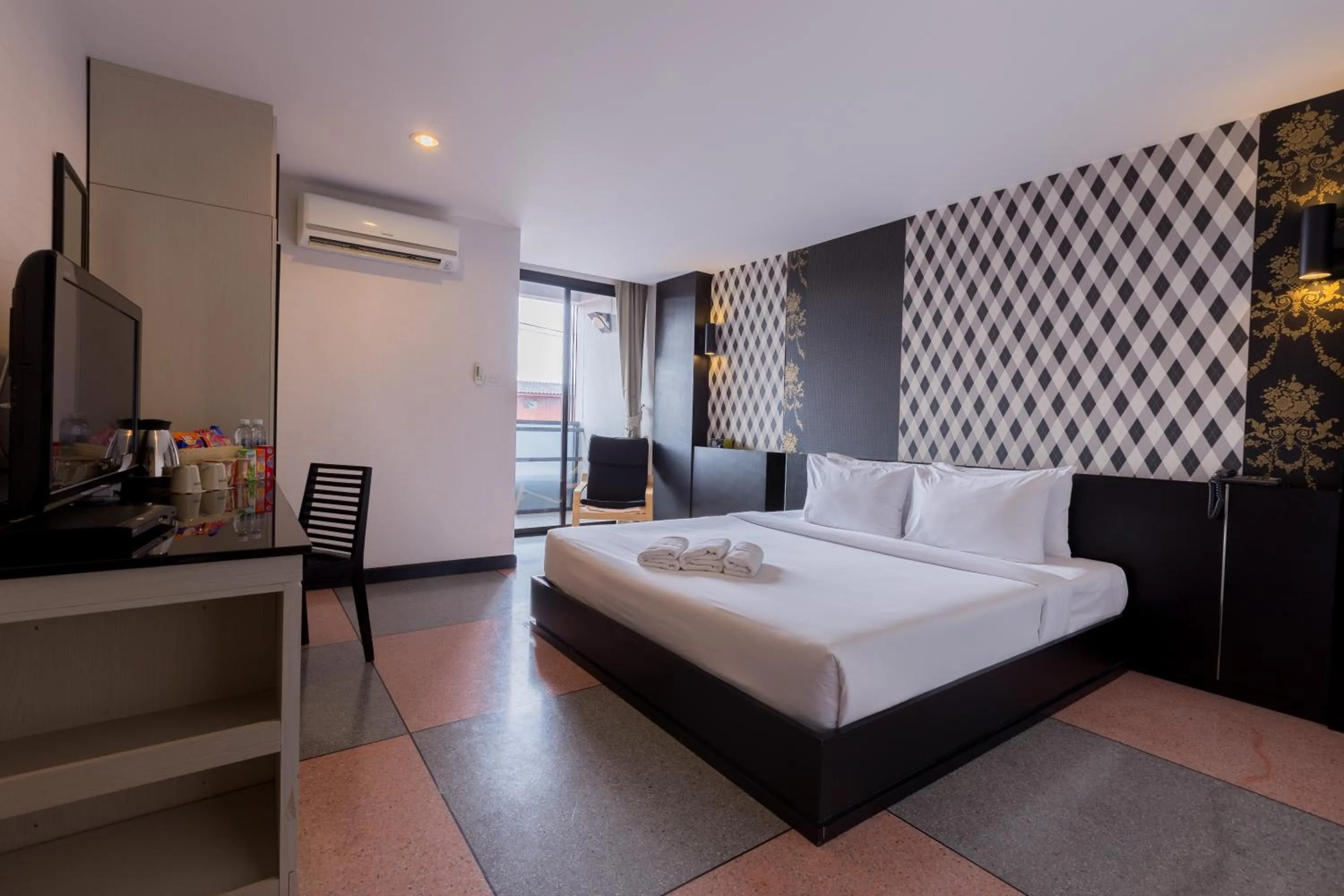 Photo of the whole room, Bed in Pen Ta Hug Hotel