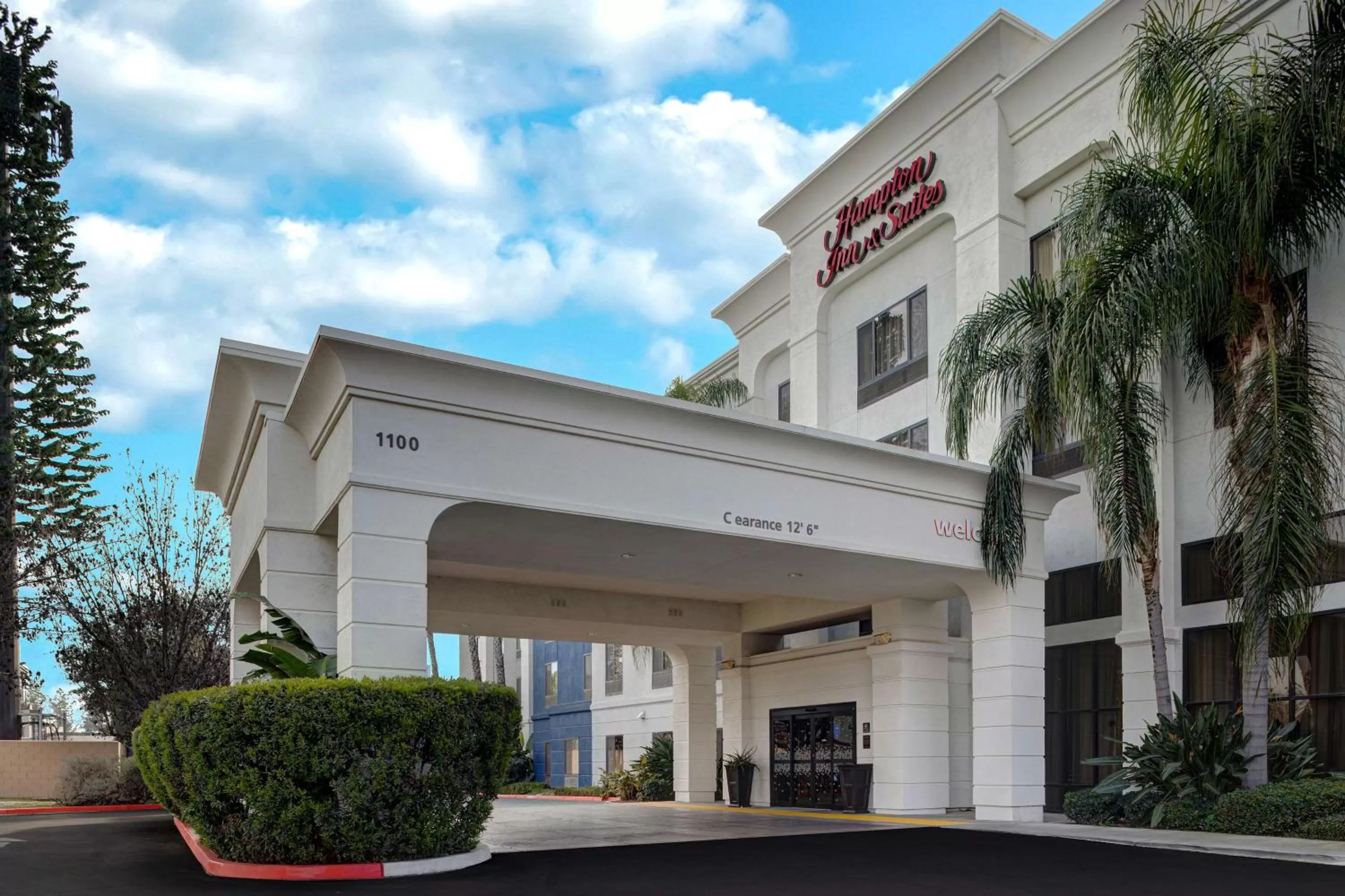 Property building in Hampton Inn & Suites Tulare