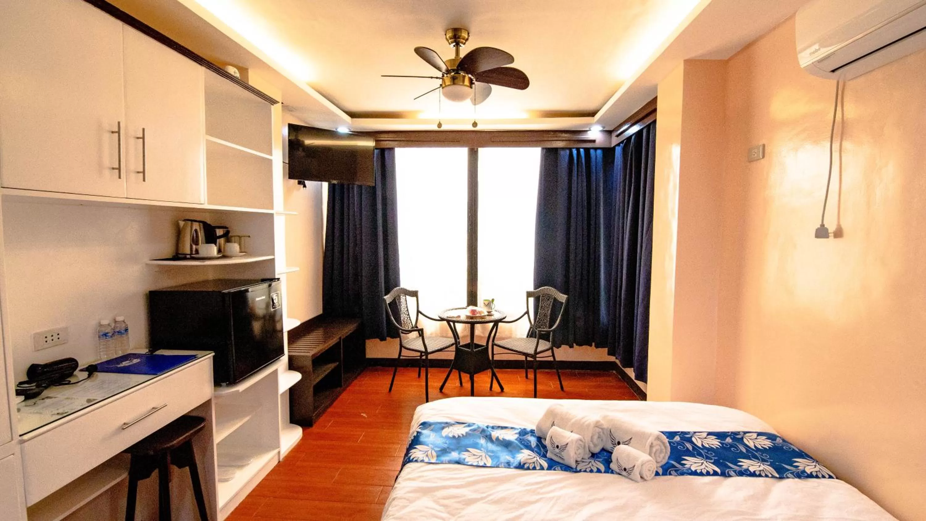 Photo of the whole room, Bed in Skylodge Resort