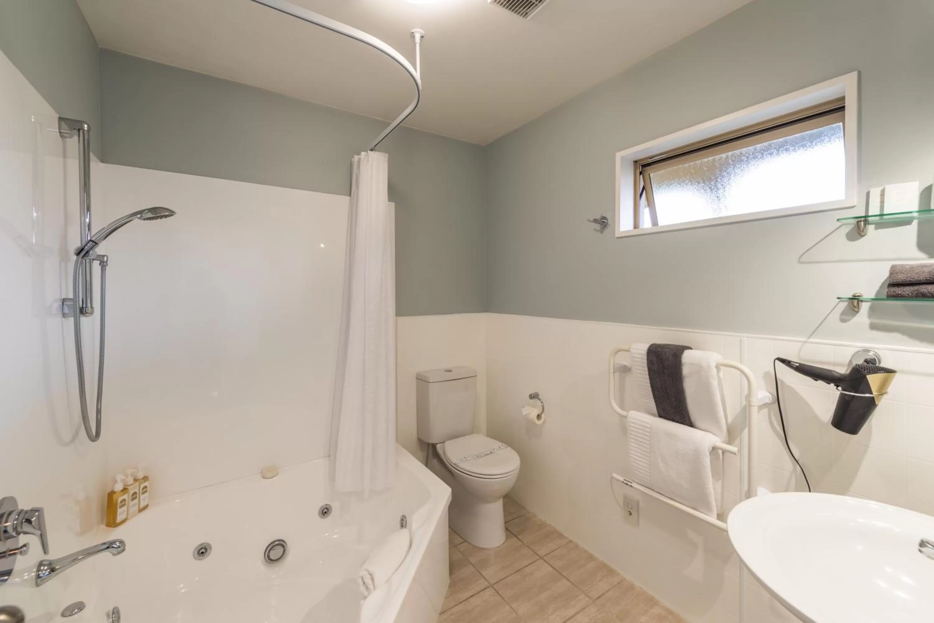 Toilet in Roma On Riccarton Motel