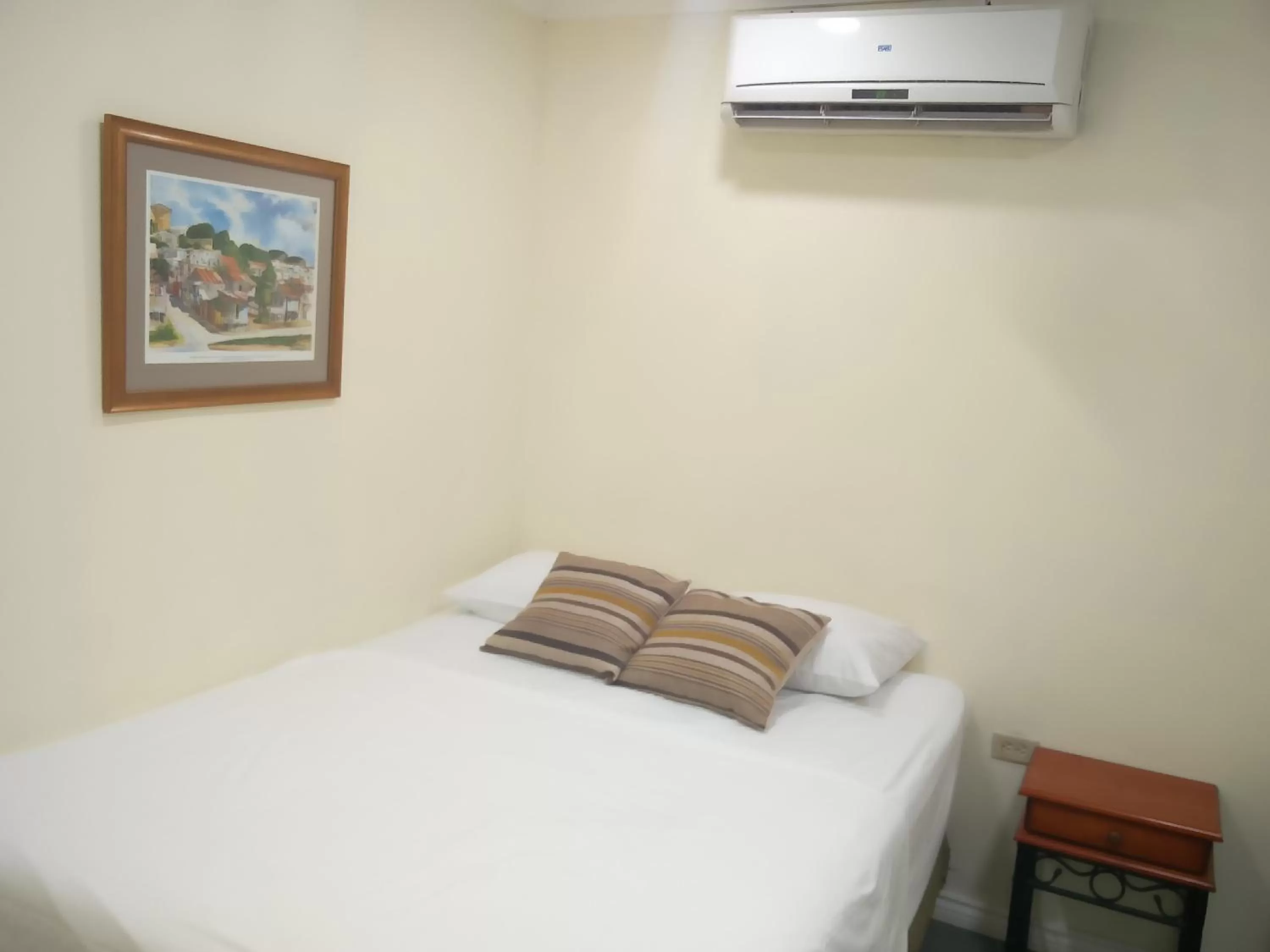 Bedroom, Bed in Woodbrook on the Avenue