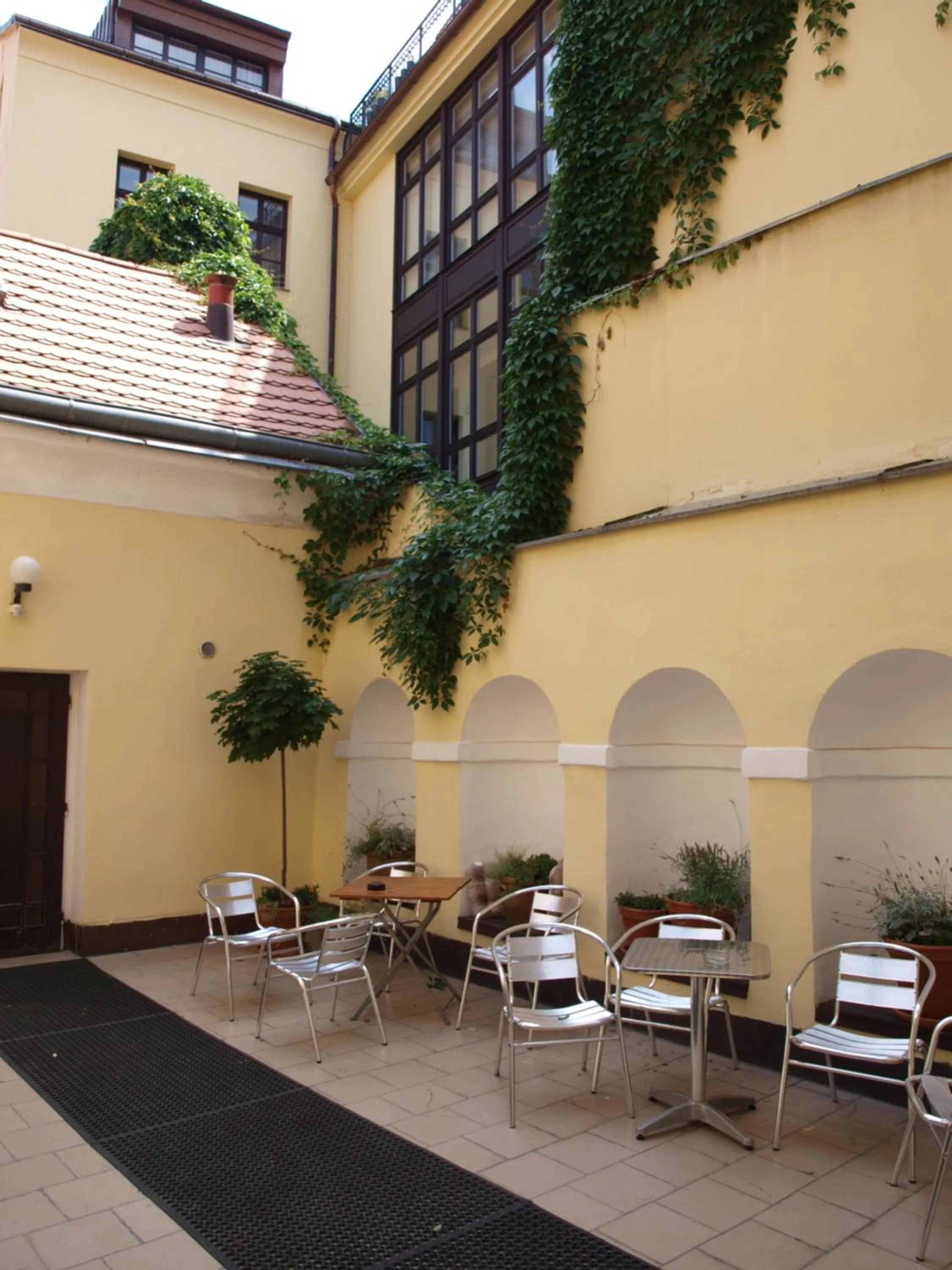 Property building in Hotel King George