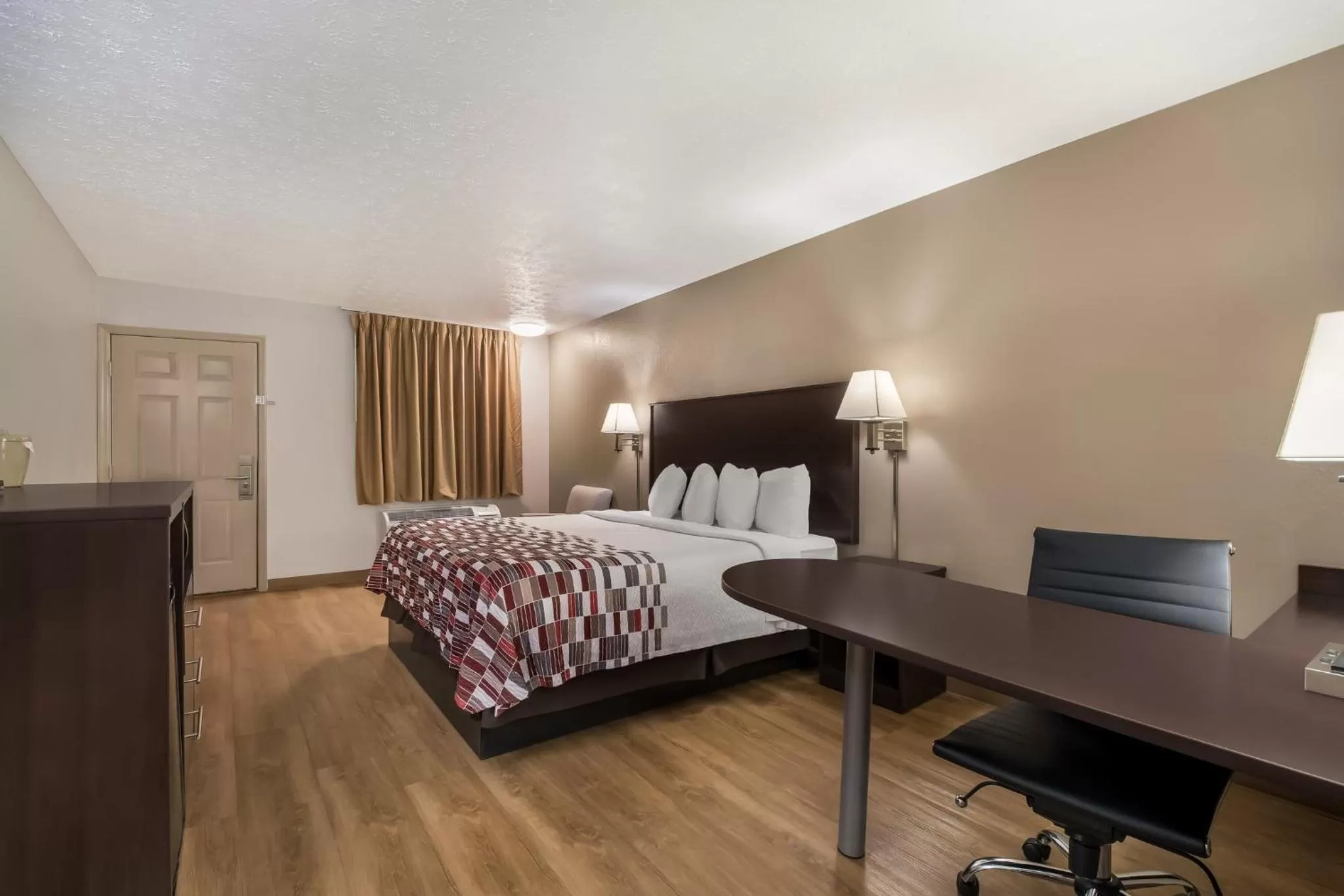 Photo of the whole room, Bed in Red Roof Inn Crossville