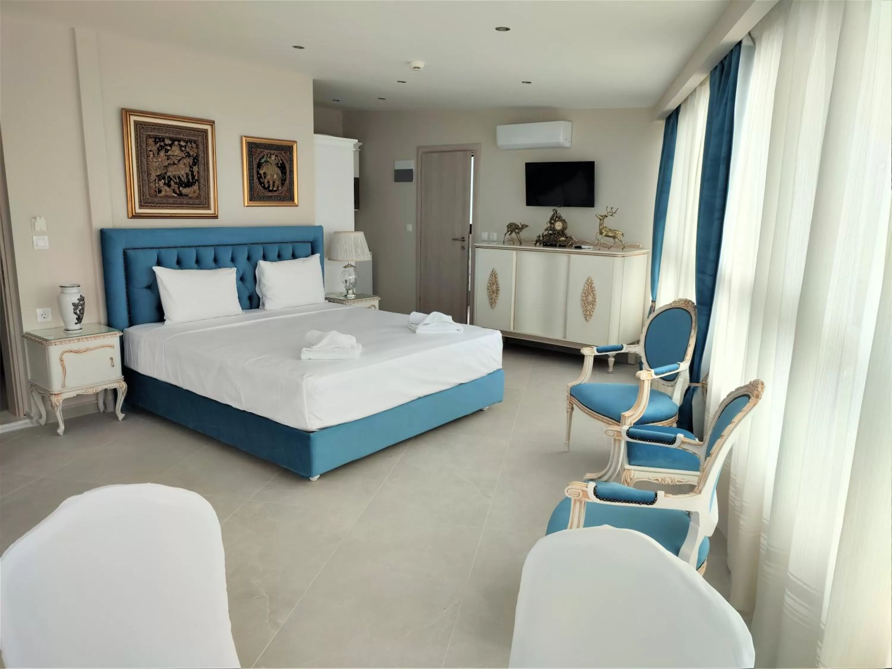 Photo of the whole room, Bed in Light Blue Hotel