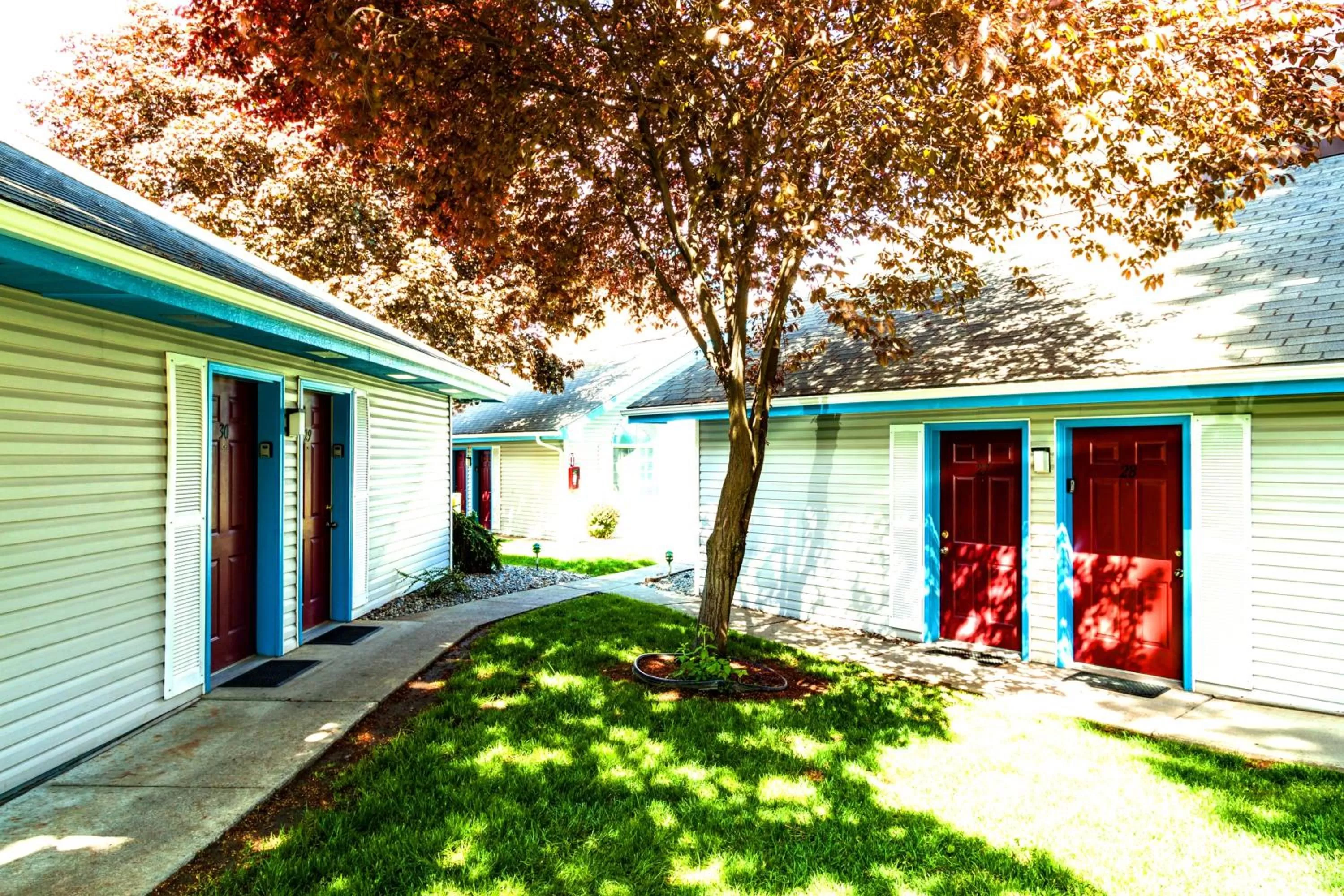 Garden, Property Building in Turning Leaf Townhome Suites
