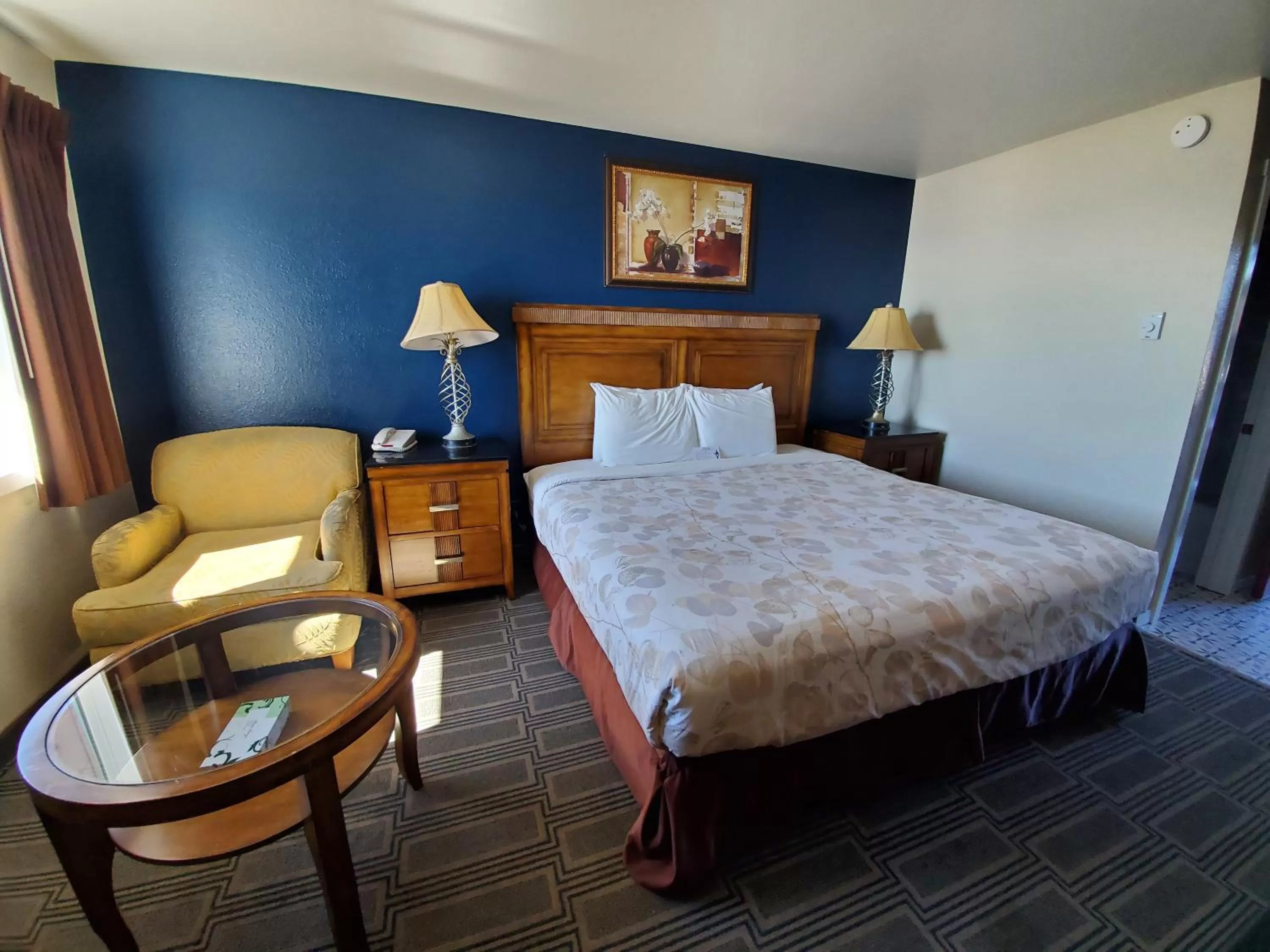 King Room with Water View in Aladdin Motor Inn