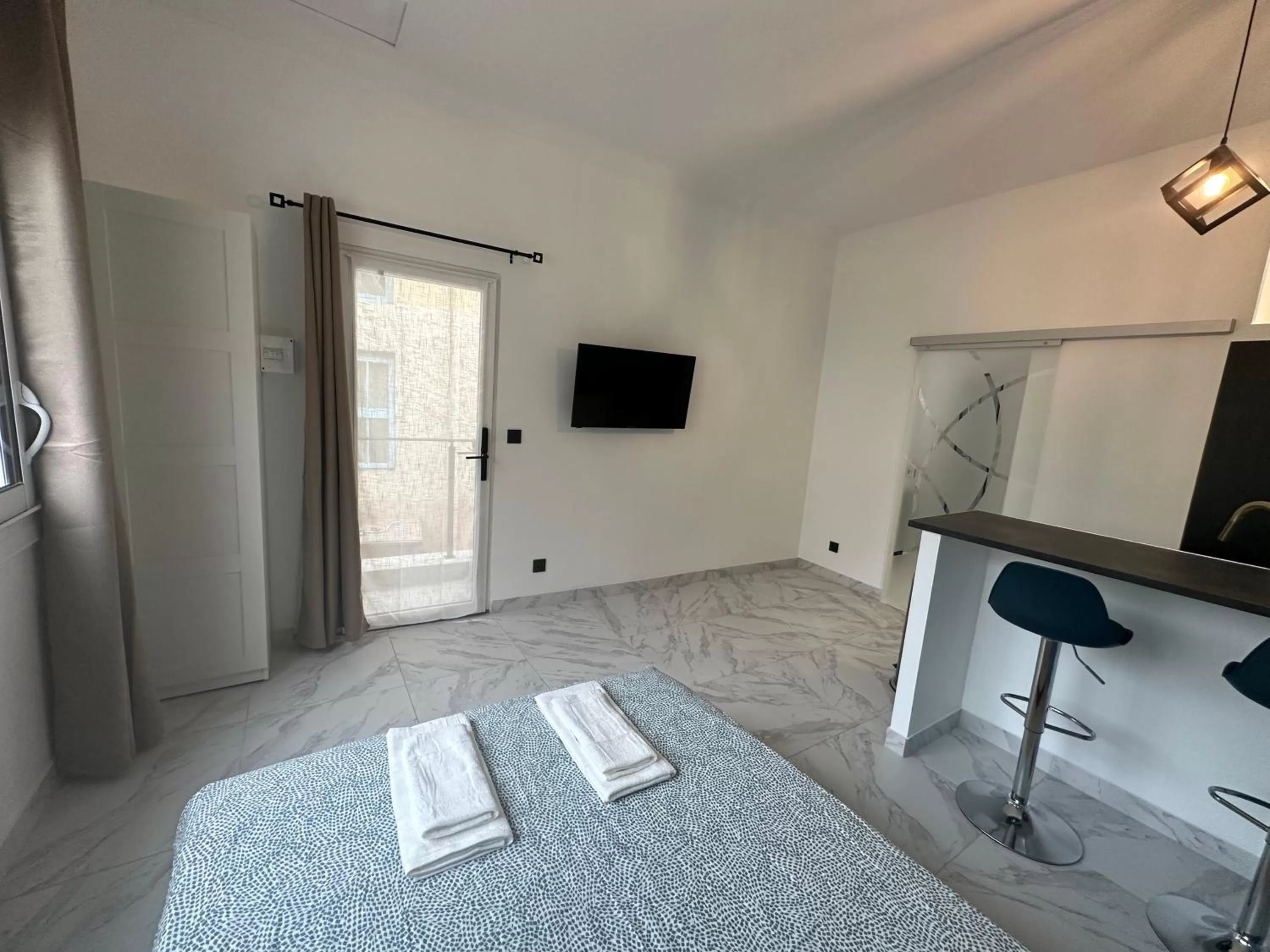 Bed, TV/Entertainment Center in La maison de Giulia Menton