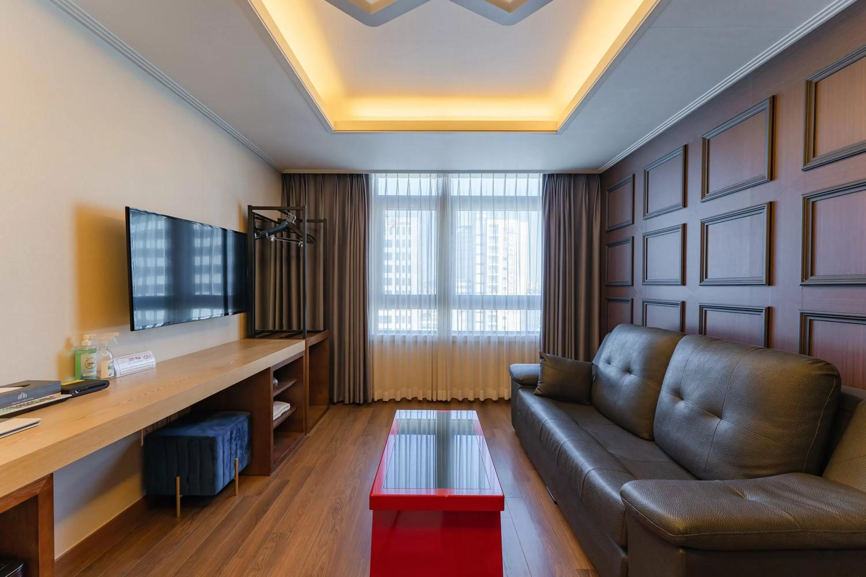 Communal lounge/ TV room in Central Park Hotel Busan