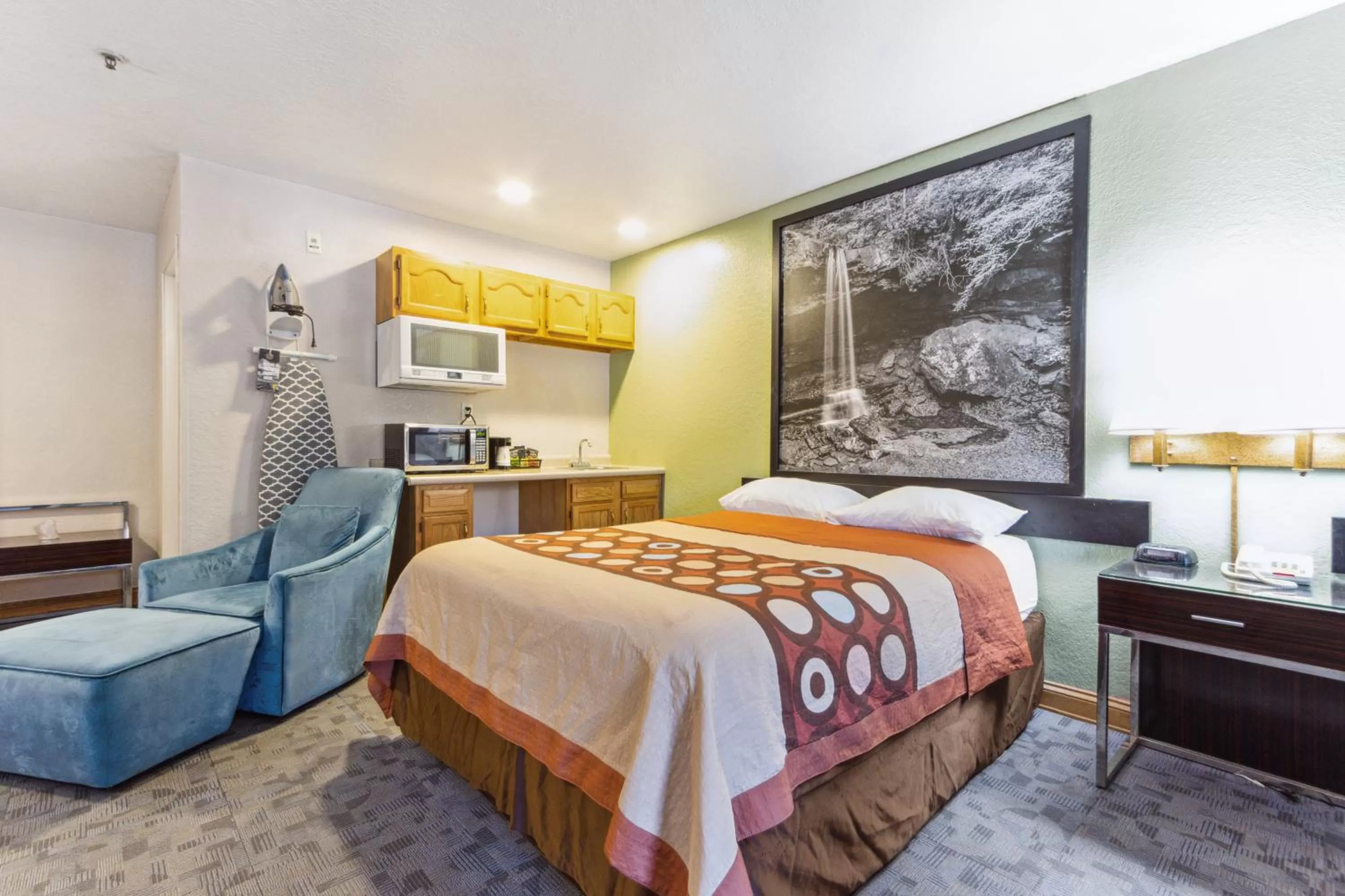 Kitchen or kitchenette, Bed in Super 8 by Wyndham Uniontown PA