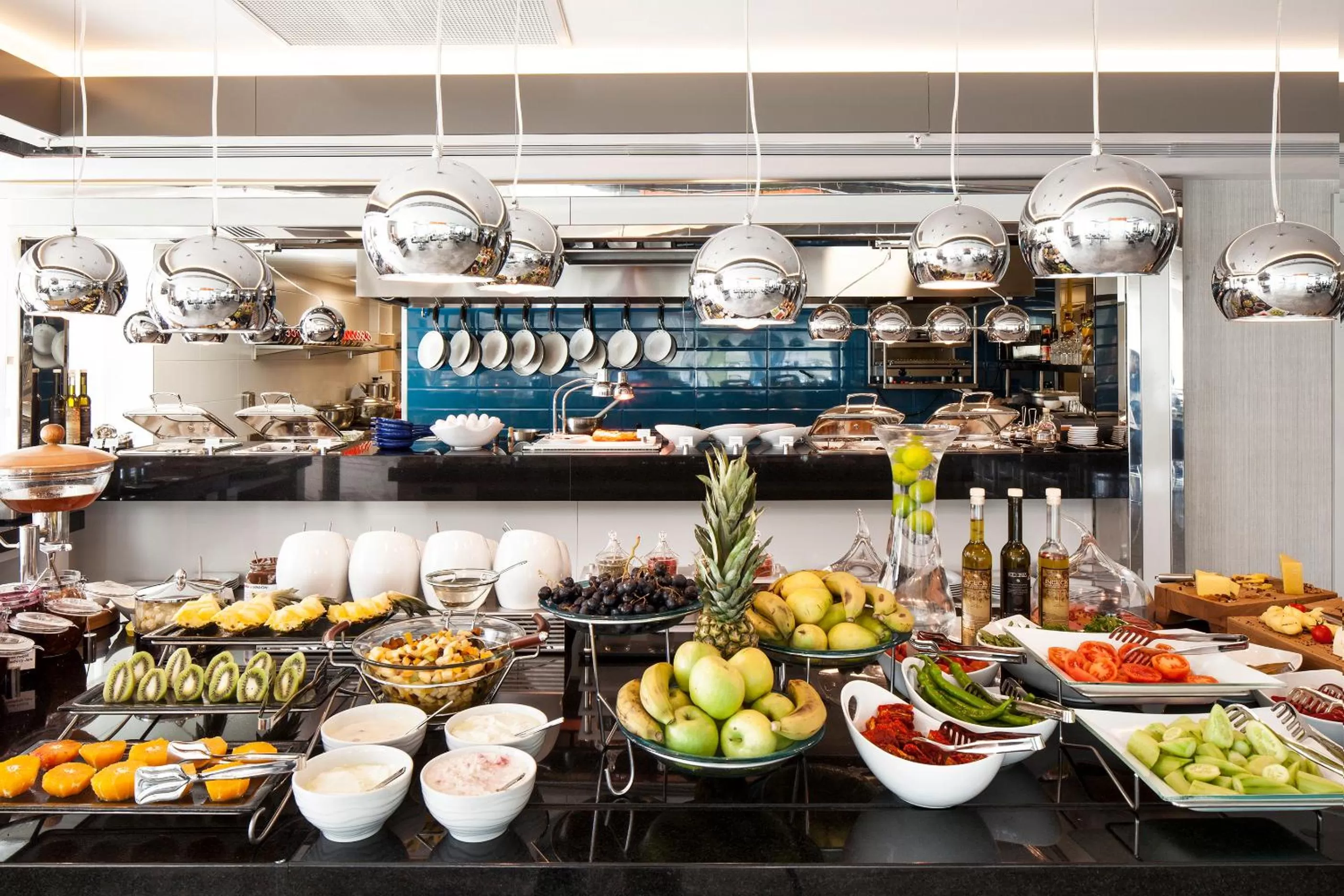 Restaurant/places to eat in Ramada Hotel & Suites by Wyndham Izmir Kemalpasa