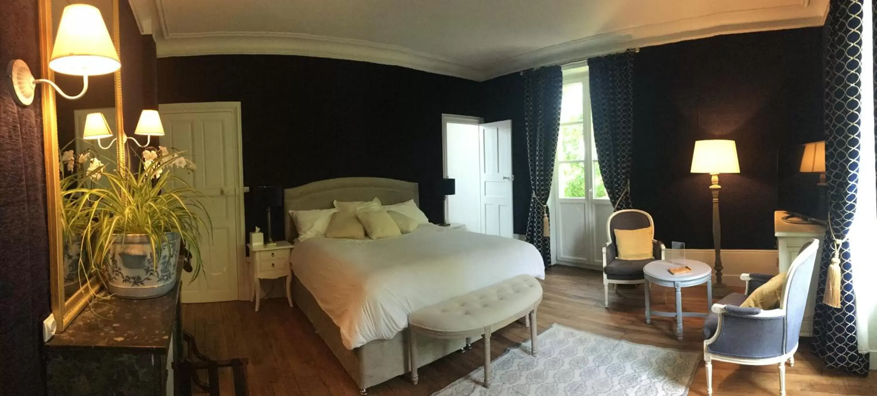 Double Room with Balcony in Château de Corcelle - Chambres et table d'hôtes Double Room with Balcony in Château de Corcelle - Chambres et table d'hôtes