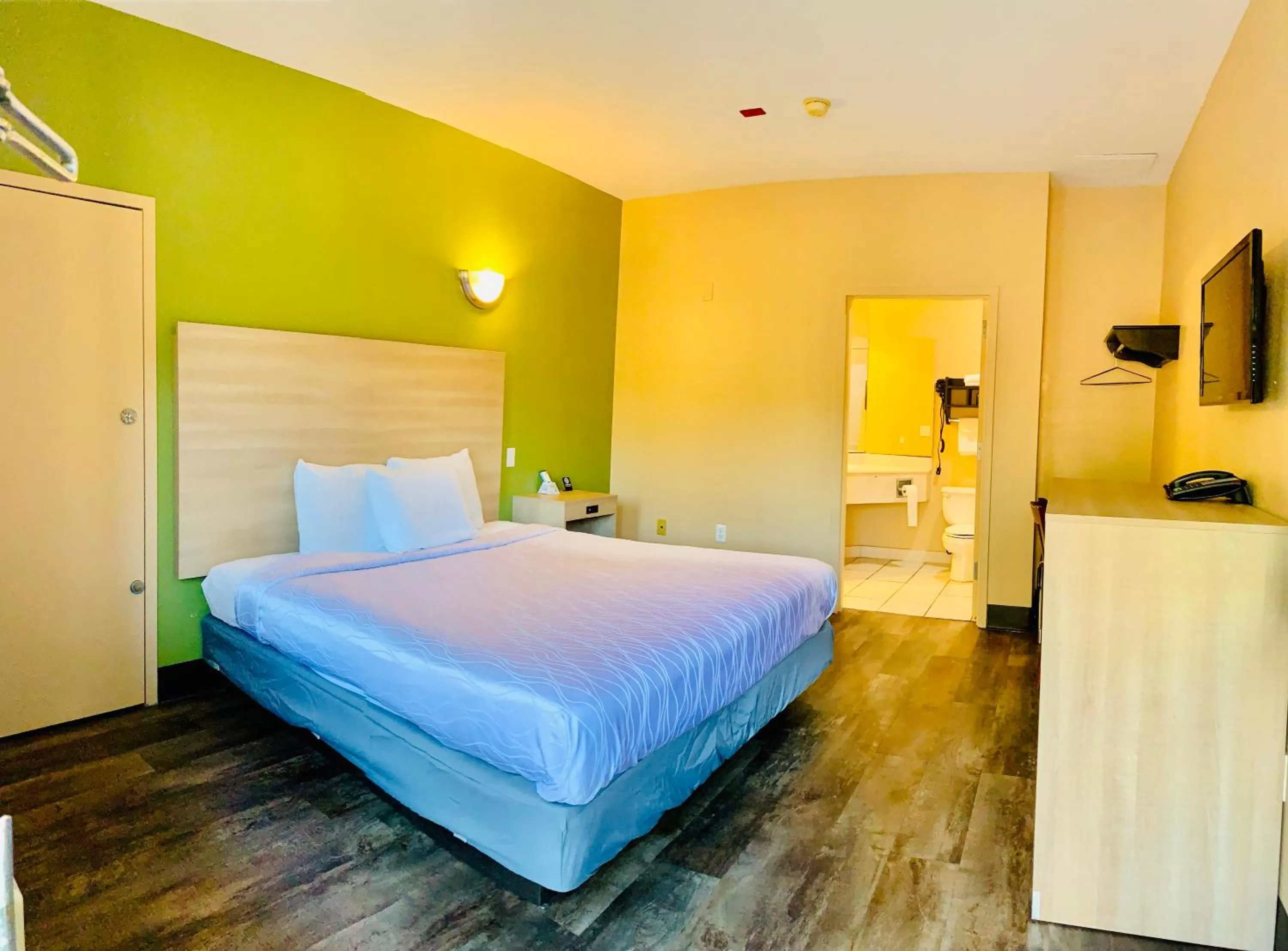 Bed in Weston Inn & Suites