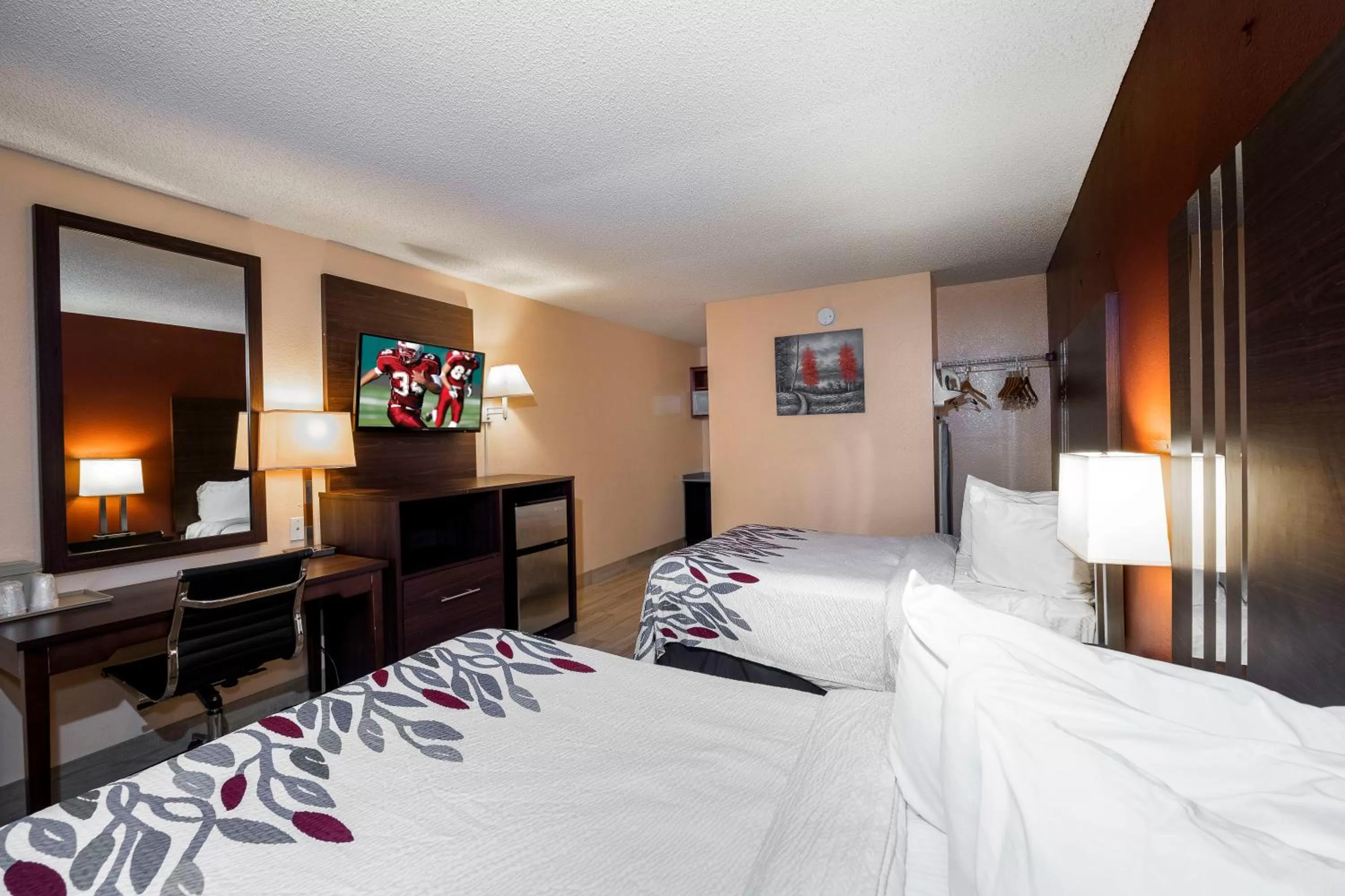 Photo of the whole room, Bed in Red Roof Inn Valdosta - University