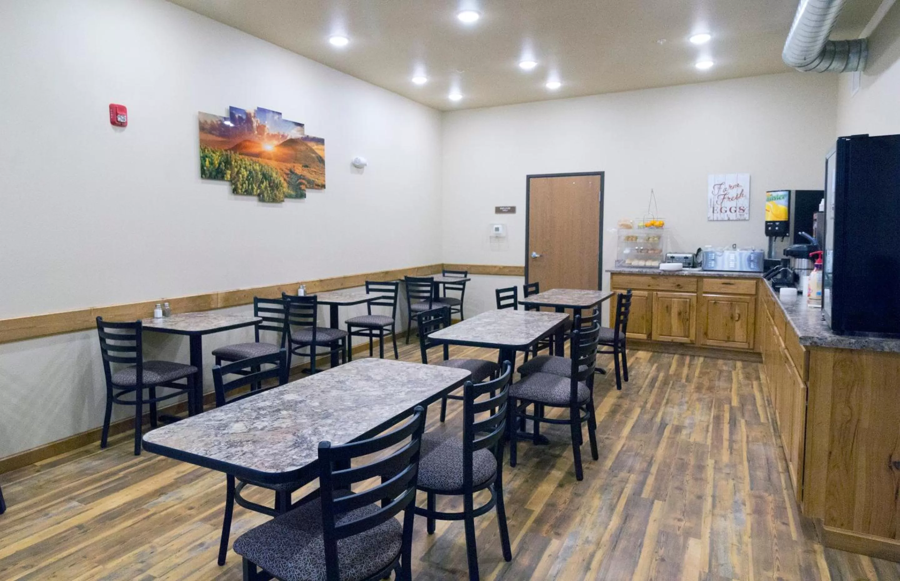 Coffee/tea facilities, Restaurant/Places to Eat in Newcastle Lodge & Convention Center