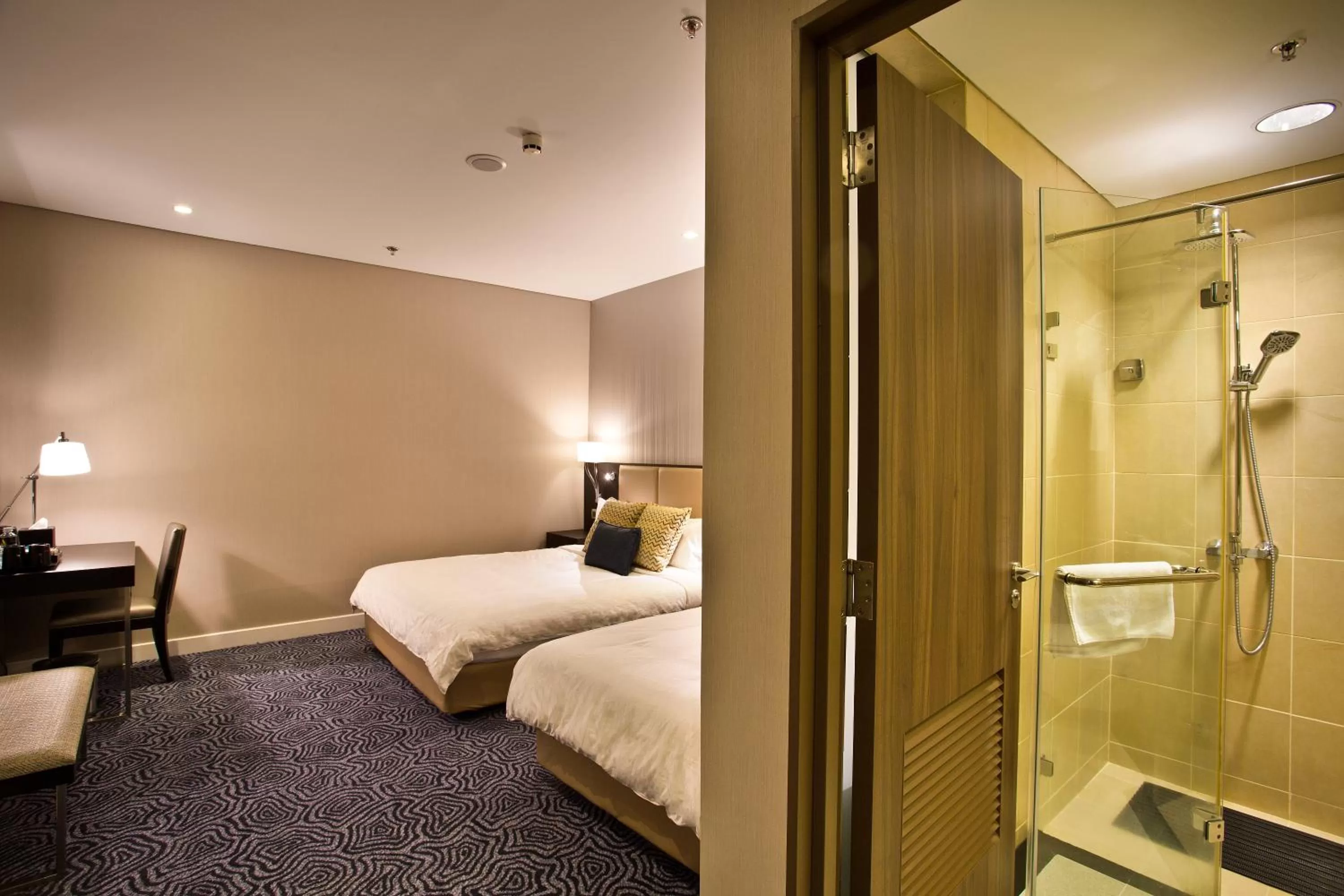 Bathroom, Bed in Ambassador Transit Hotel - Terminal 3