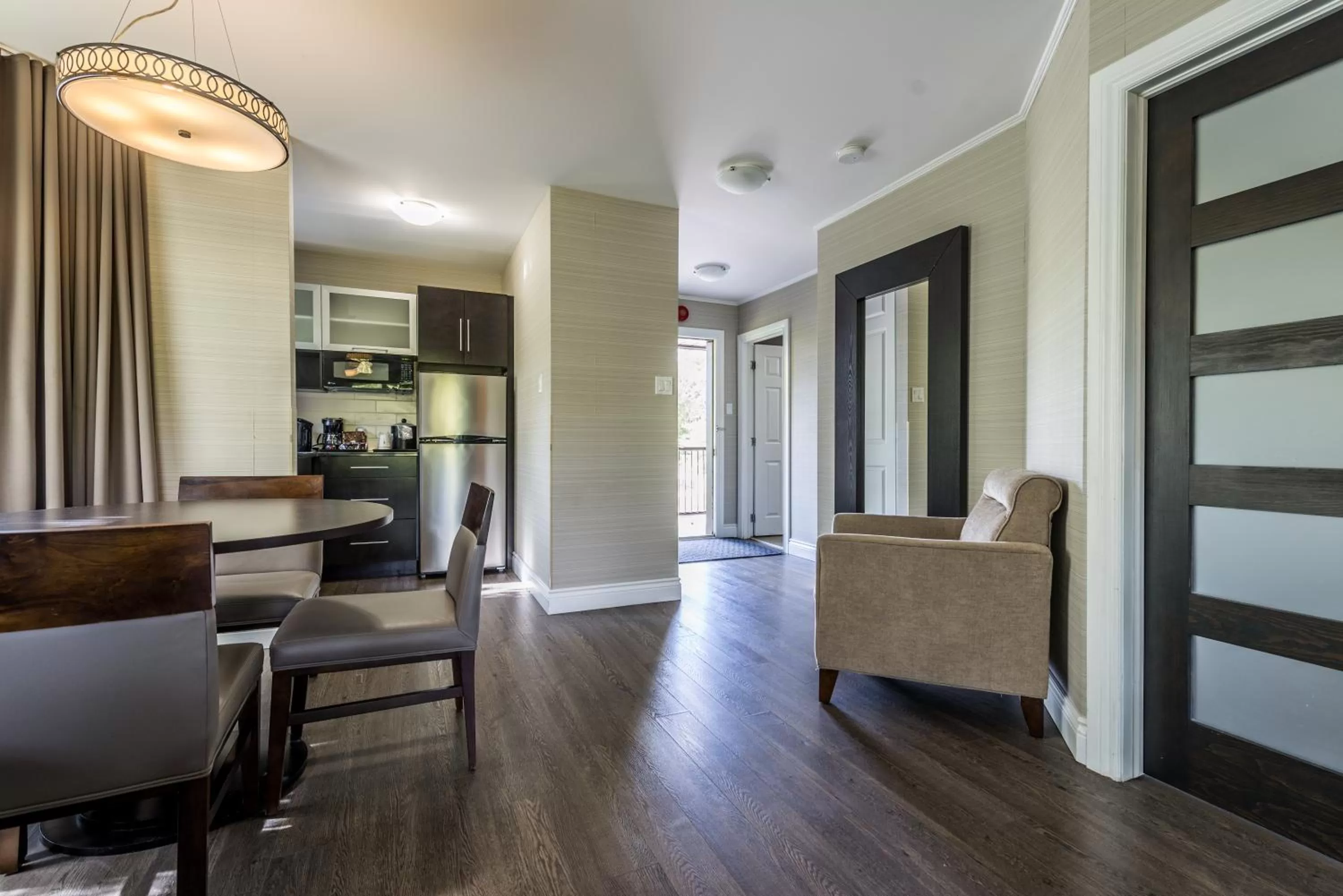 Kitchen or kitchenette in Ramada by Wyndham Ottawa On The Rideau