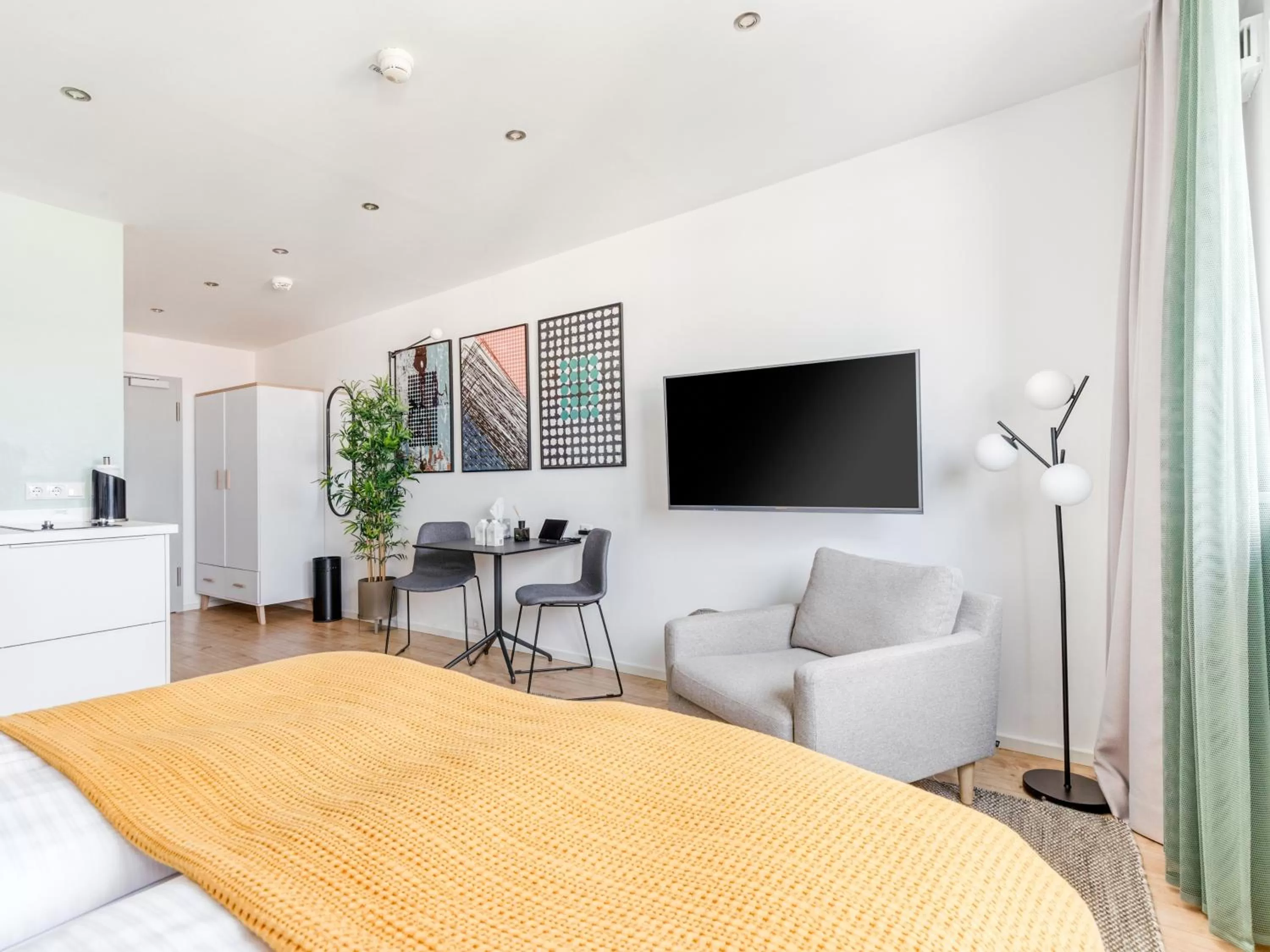 Photo of the whole room in Limehome Darmstadt Wilhelminenstraße - Digital Access