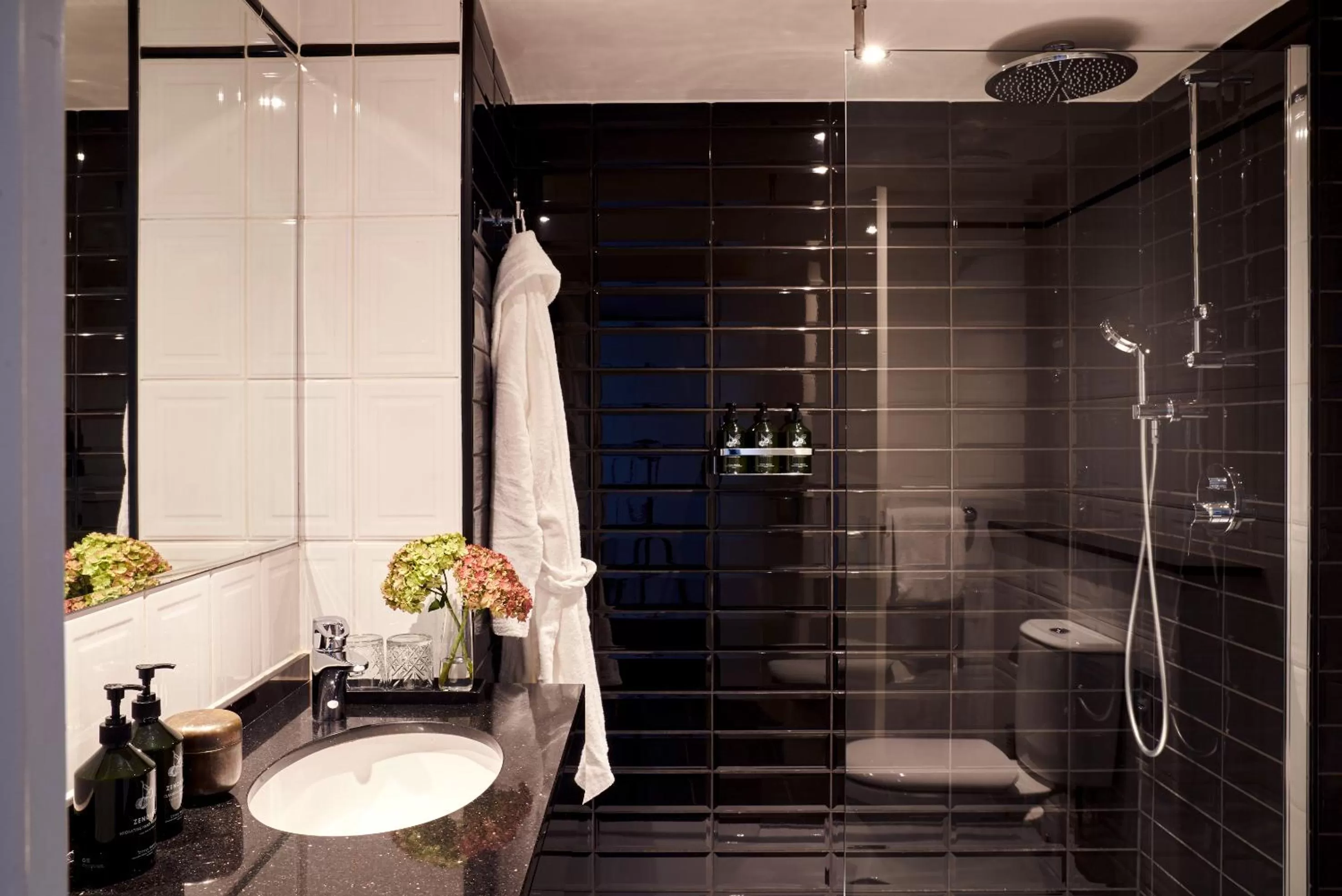 Shower in Park Centraal Amsterdam, part of Sircle Collection