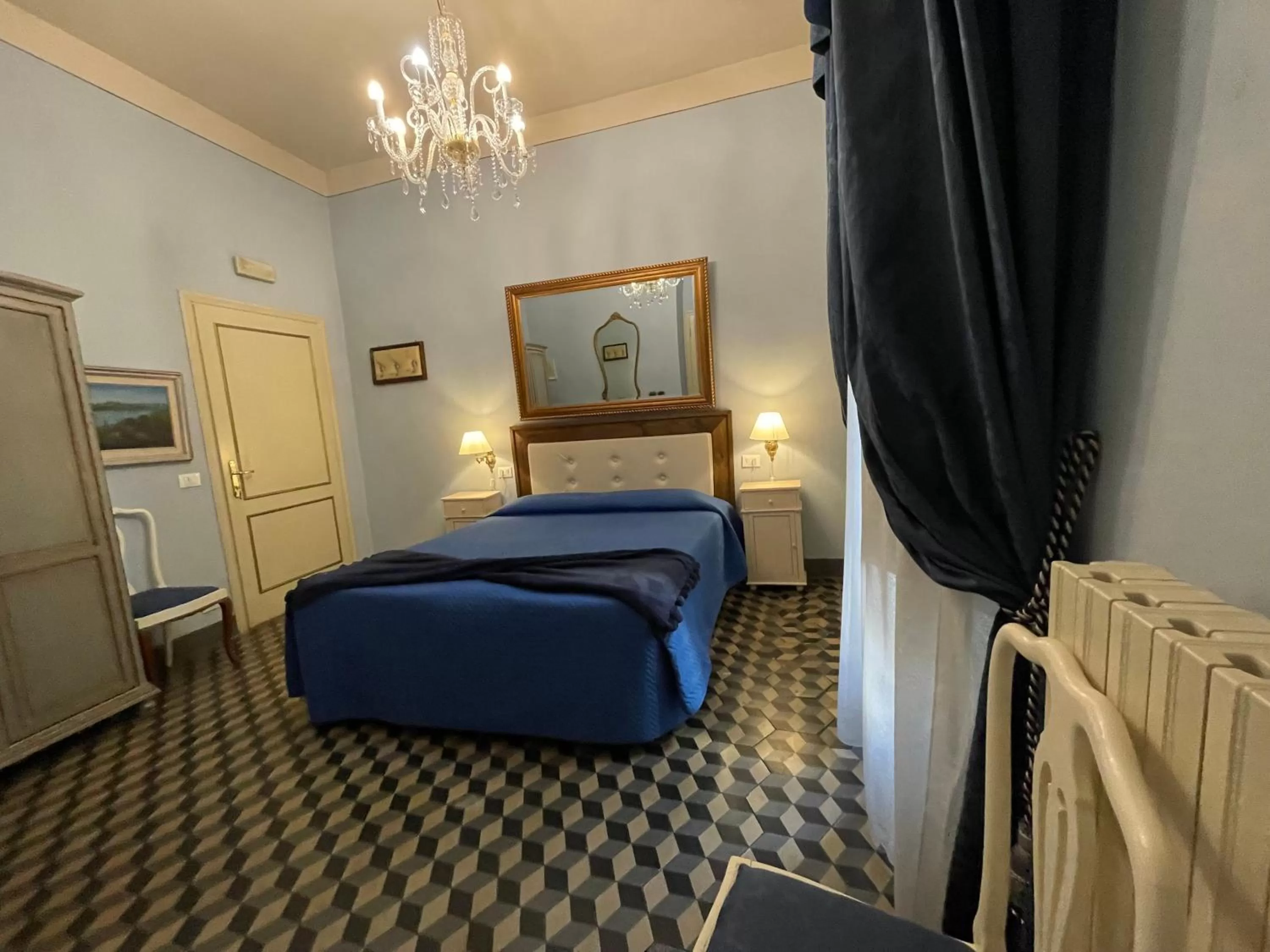 Photo of the whole room, Bed in La Bohème