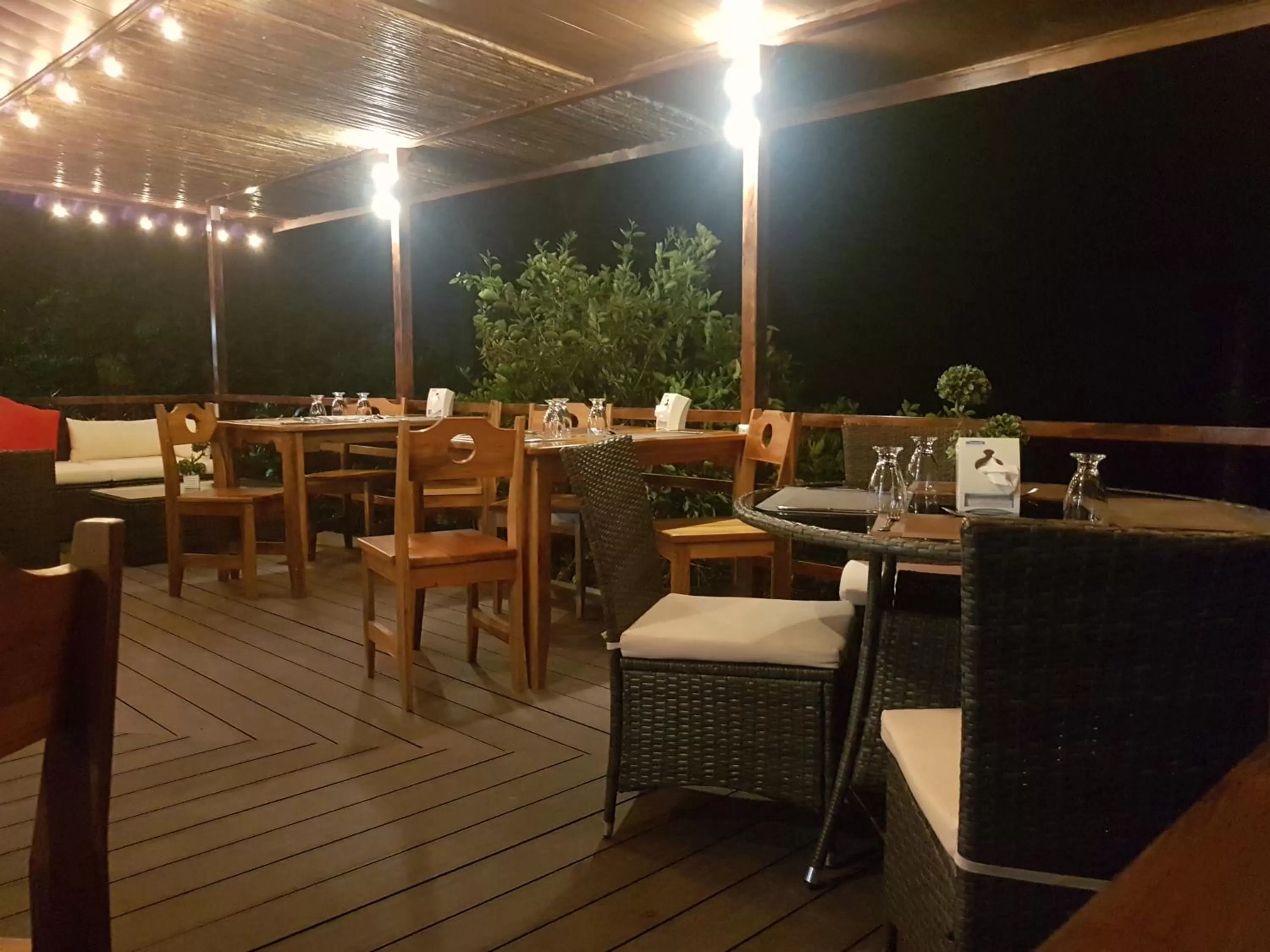 Restaurant/places to eat in Yellow Tree Suites