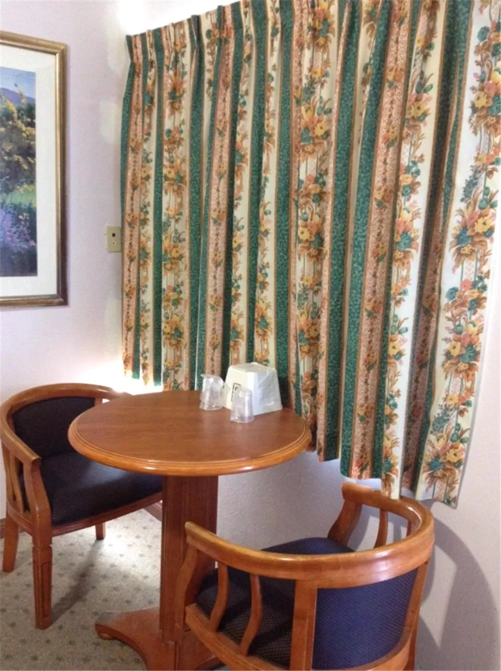 Seating area in Walls Motel Long Beach