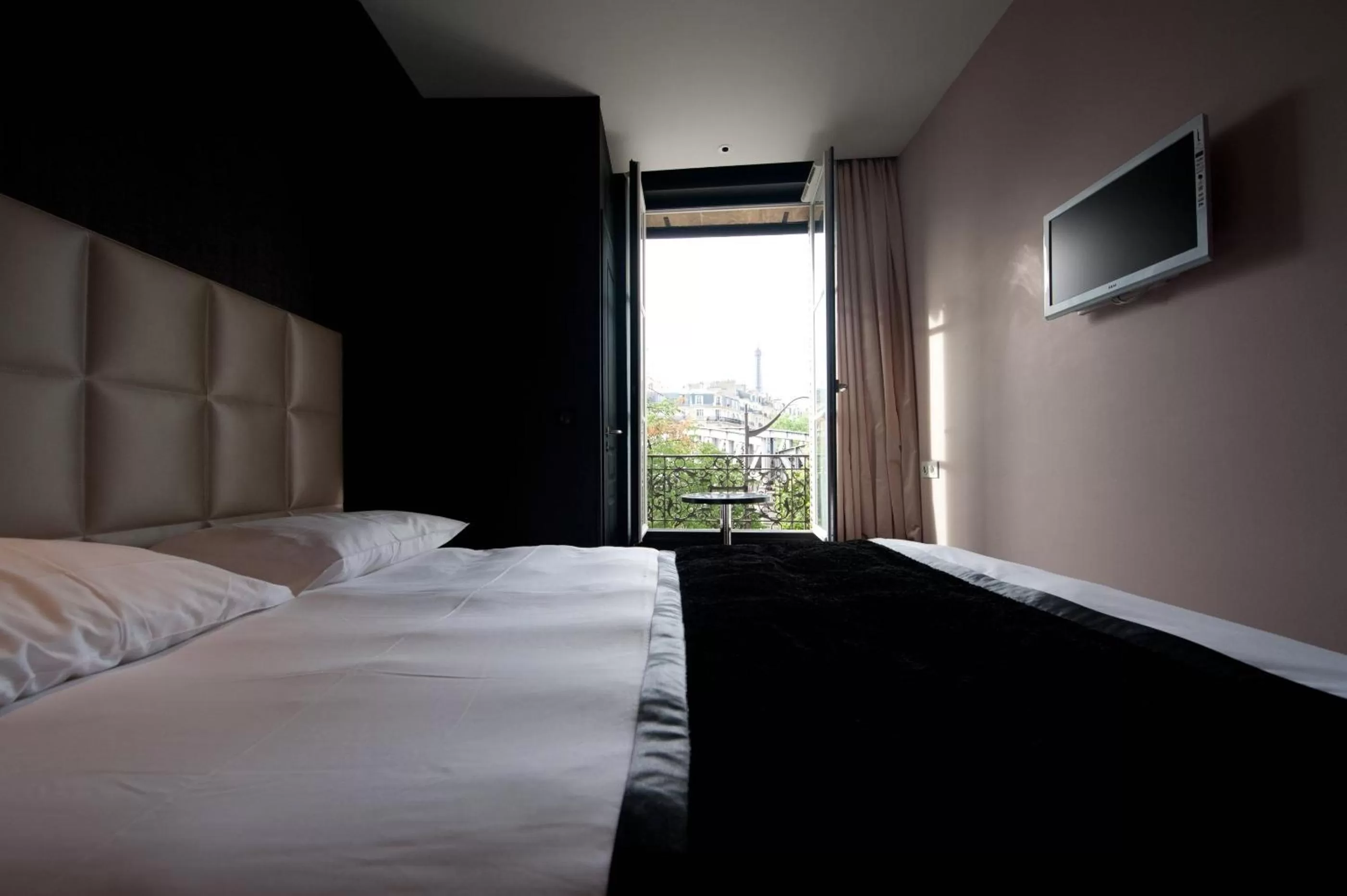 Photo of the whole room, Bed in First Hotel Paris Tour Eiffel