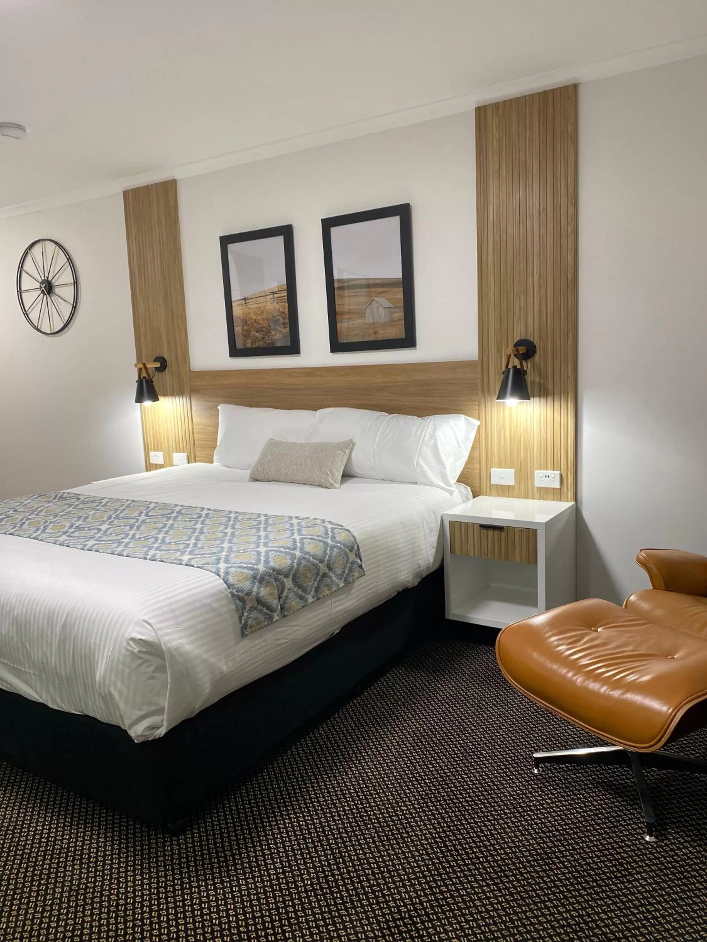 Bed in Cattlemans Country Motor Inn & Serviced Apartments