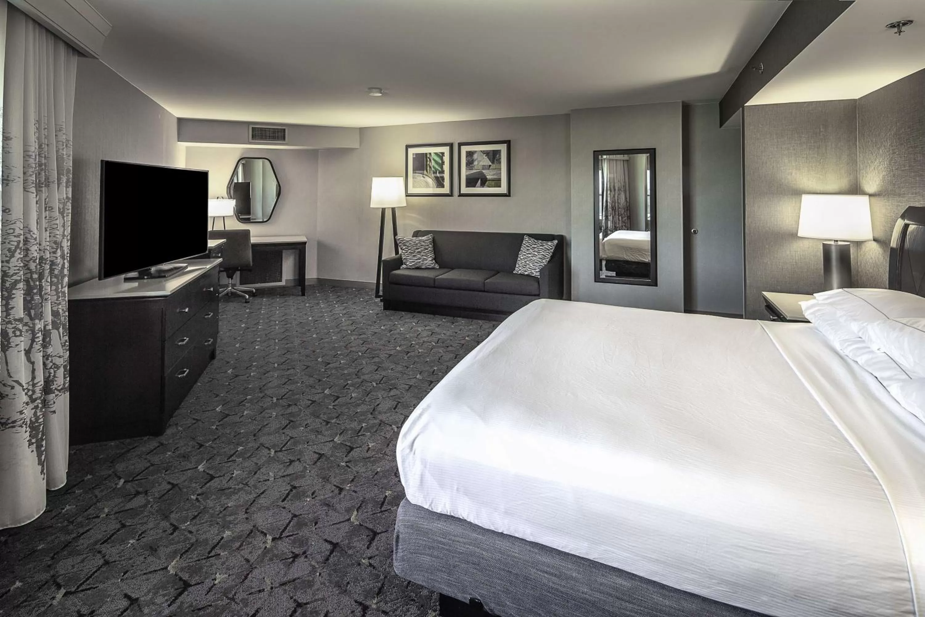 Corner King Suite with Sofa Bed and Kitchenette in DoubleTree by Hilton Modesto