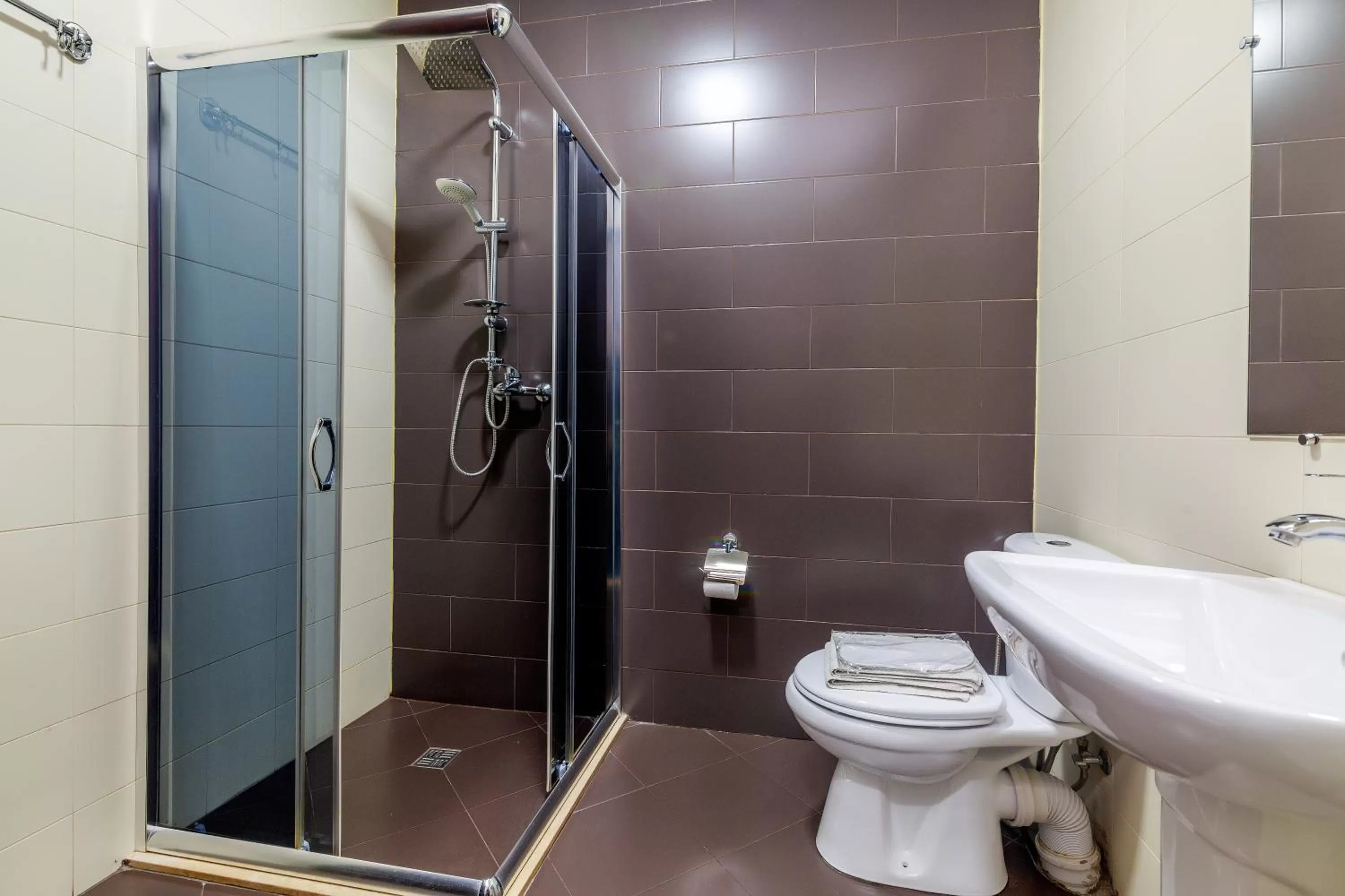 Shower in Hotel Marlyn