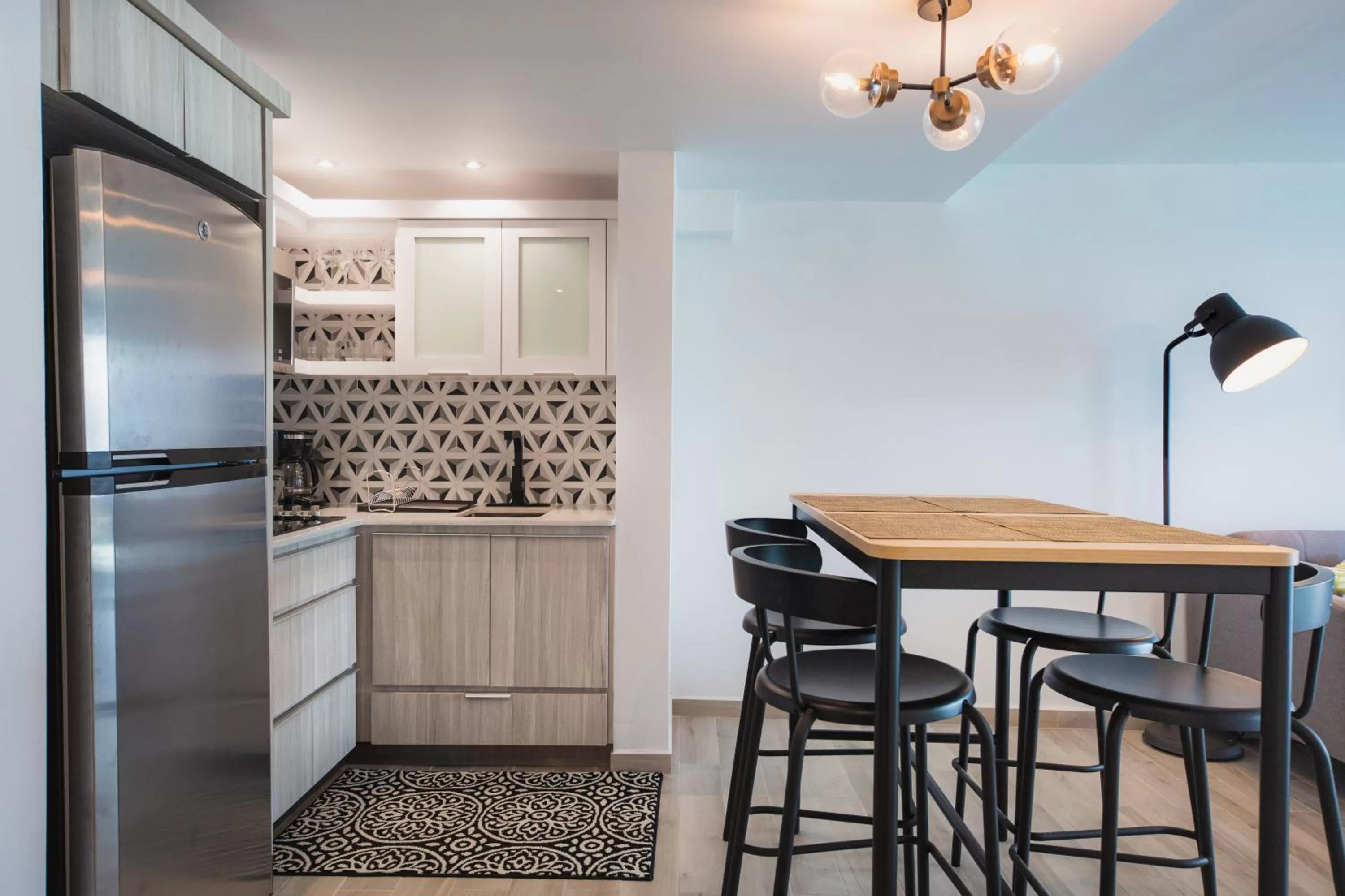 Kitchen or kitchenette in ESJ Towers by Chana