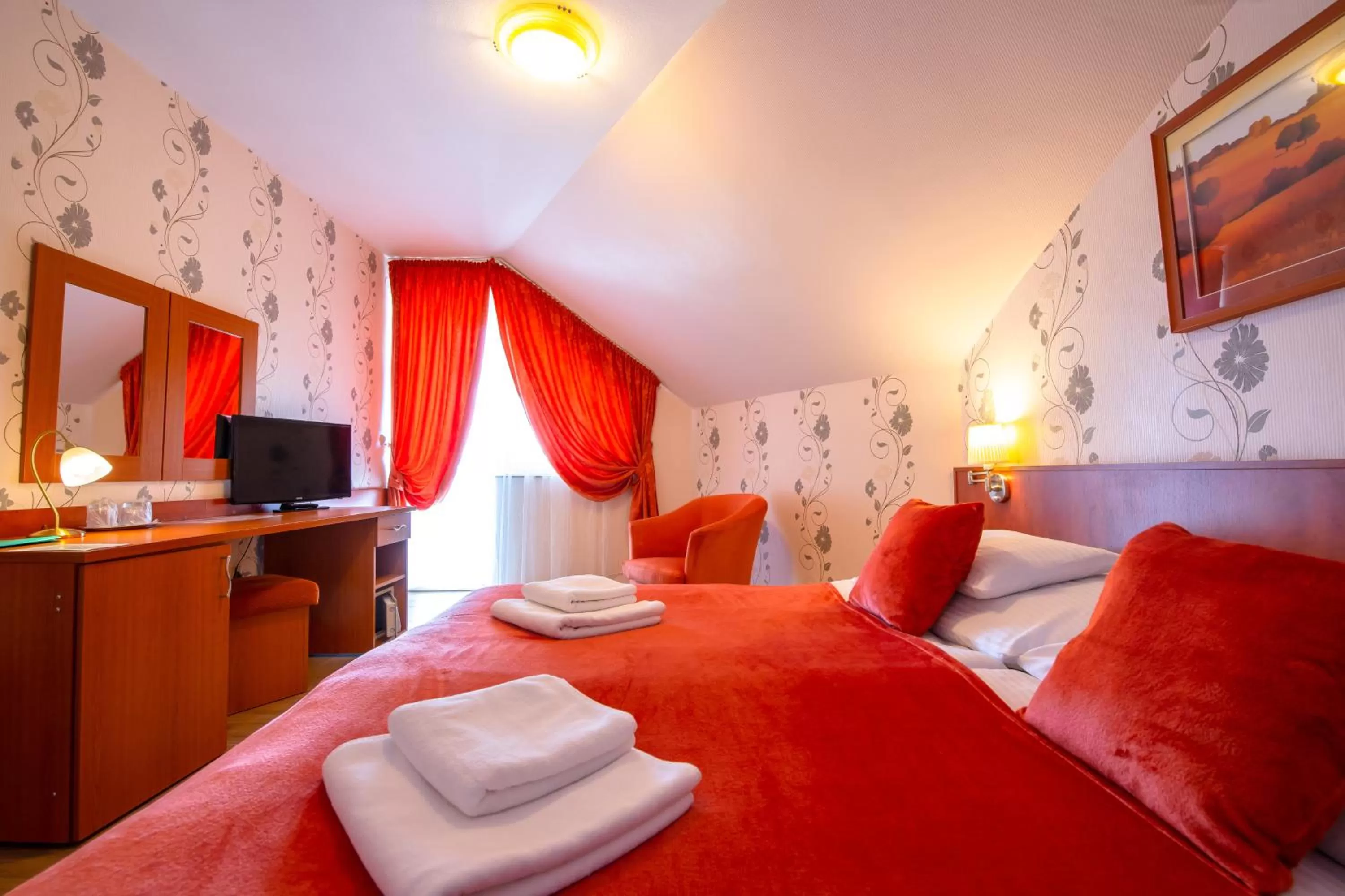 Communal lounge/ TV room, Bed in Hotel Orchidea Spa & Wellness