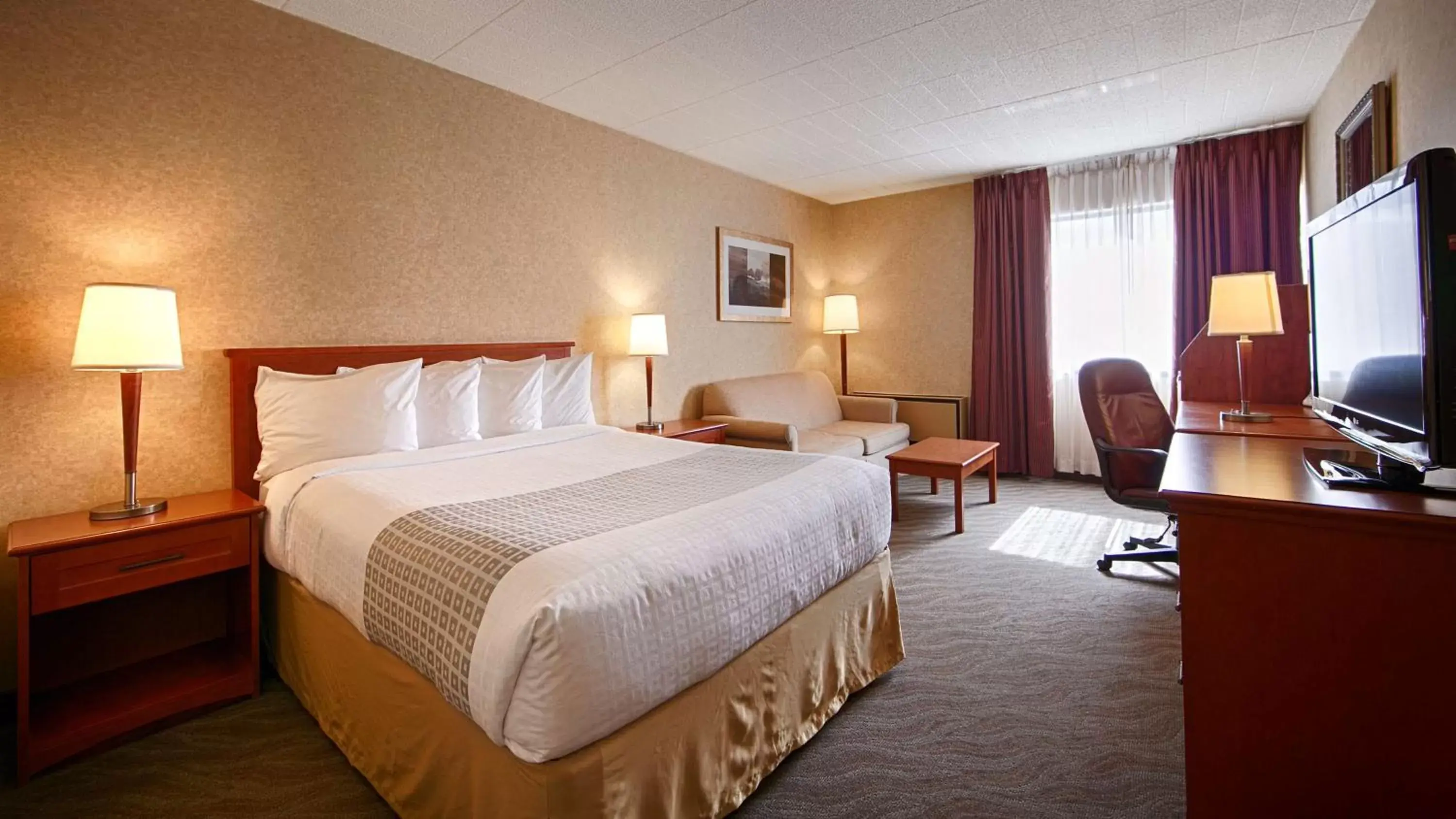 Queen Room with Sofa Bed - Pet Friendly/First Floor in Best Western North Bay Hotel & Conference Centre Queen Room with Sofa Bed - Pet Friendly/First Floor in Best Western North Bay Hotel & Conference Centre